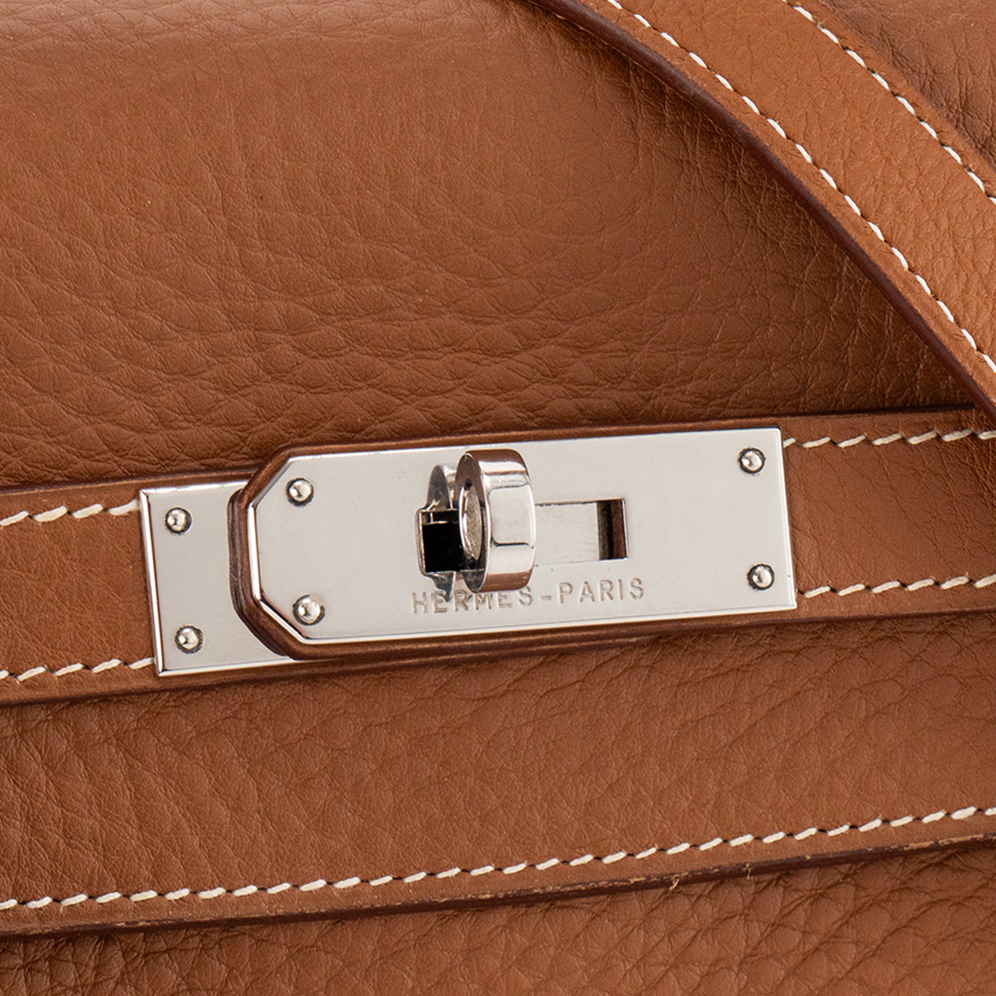 HERMÈS - Sac à main Kelly 35 Hermès en cuir clémence marron gold