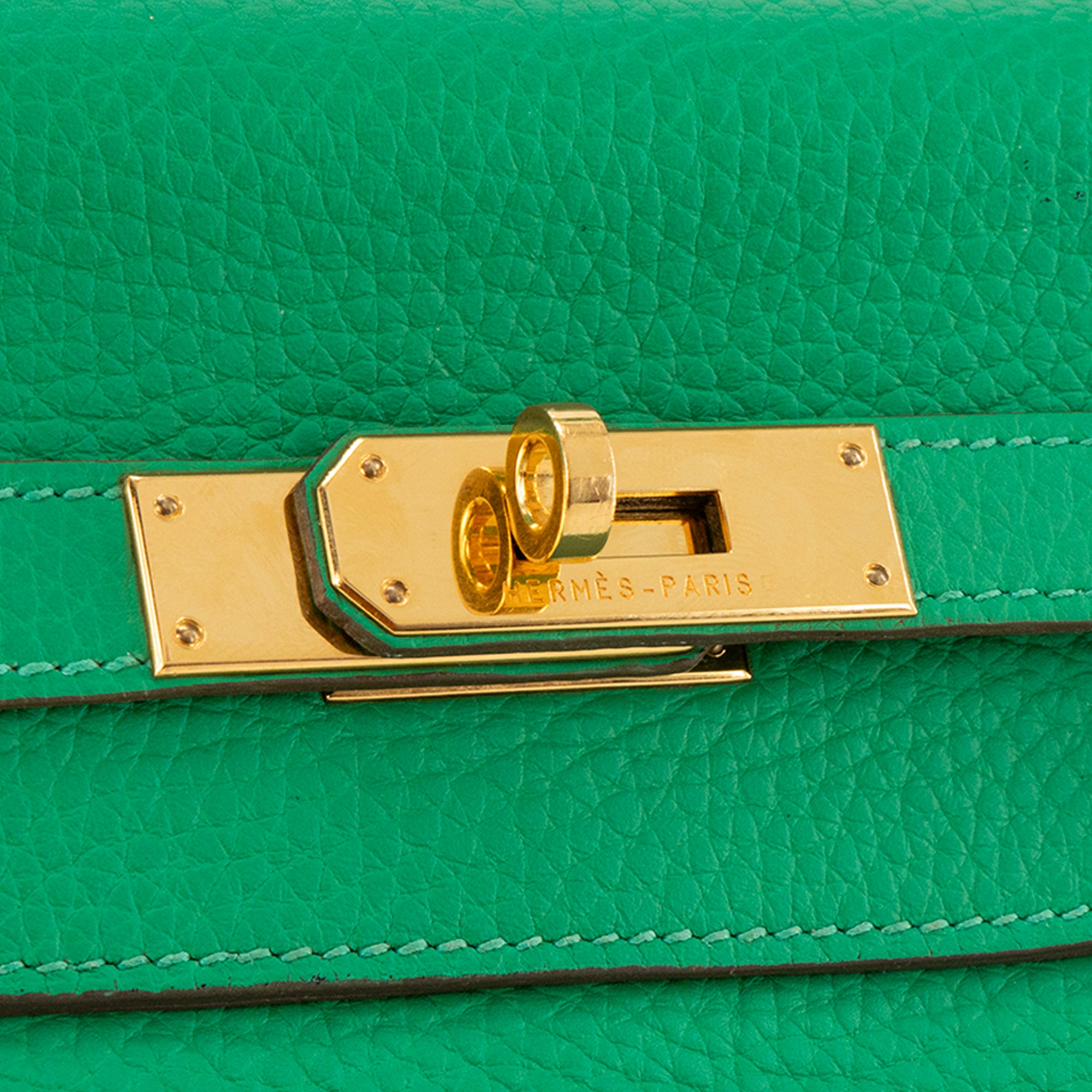 HERMÈS - Sac à main Kelly 35 Hermès en cuir clémence vert