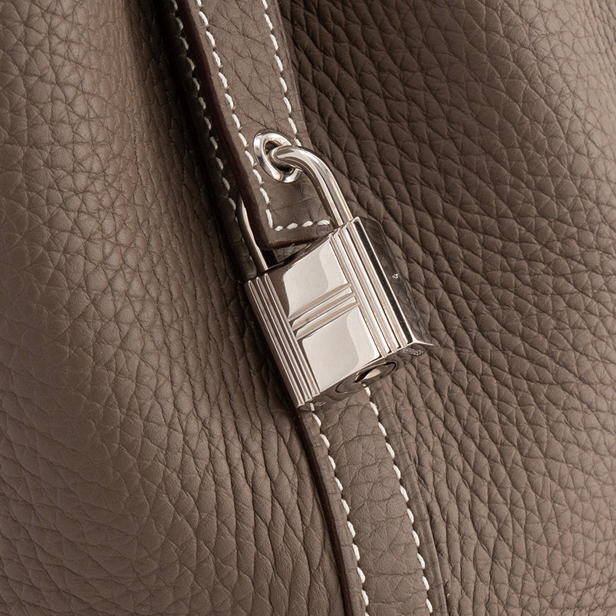 HERMÈS - Sac à main Picotin 18 Hermès en cuir clémence étoupe