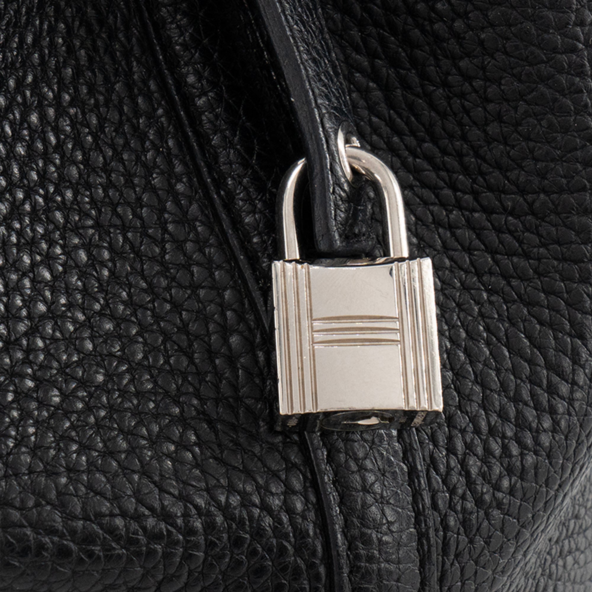 HERMÈS - Sac à main Picotin 18 Hermès en cuir clémence noir