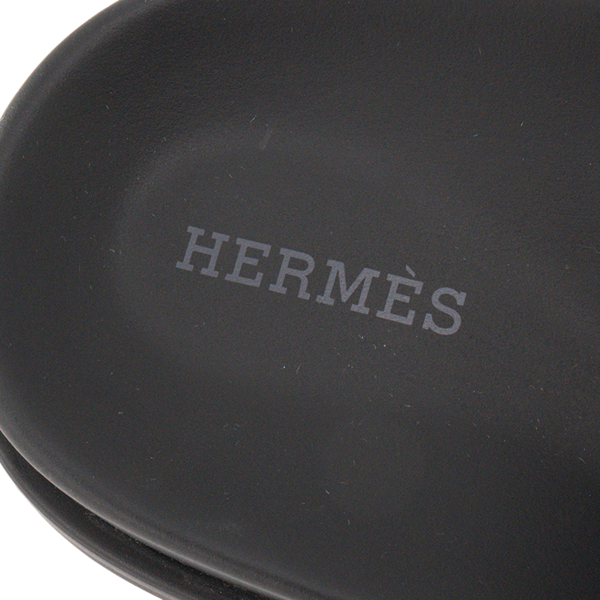 HERMÈS - Sandales Chypre Hermès en cuir à motif bandana bleu (T39,5)
