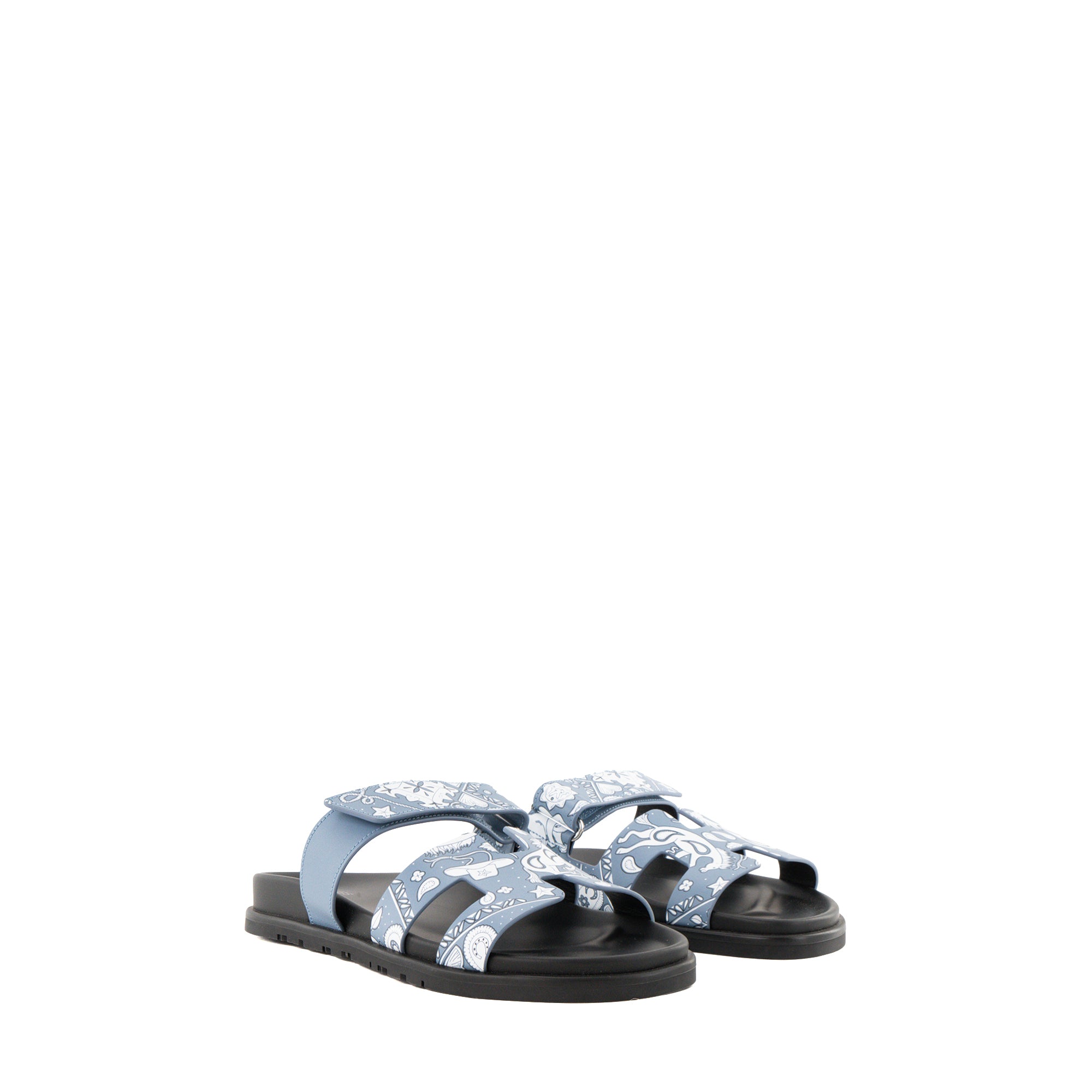 HERMÈS - Sandales Chypre Hermès en cuir à motif bandana bleu (T39,5)