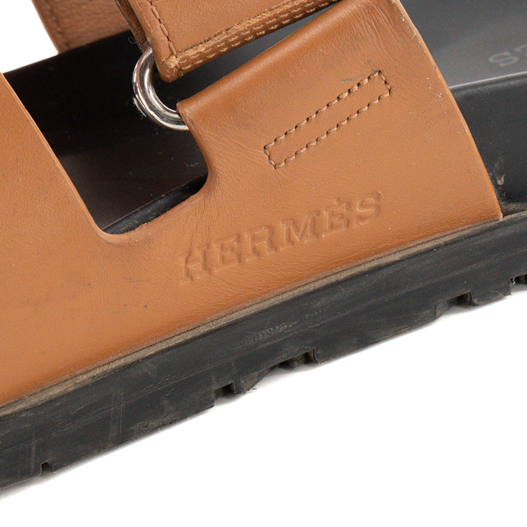 HERMÈS - Sandales Chypre Hermès en cuir lisse marron gold (T41)