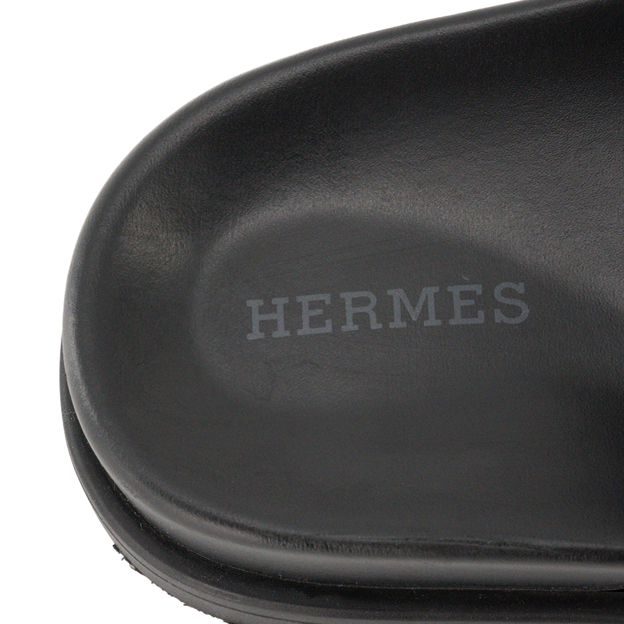 HERMÈS - Sandales Chypre Hermès en cuir lisse noir (T34,5)