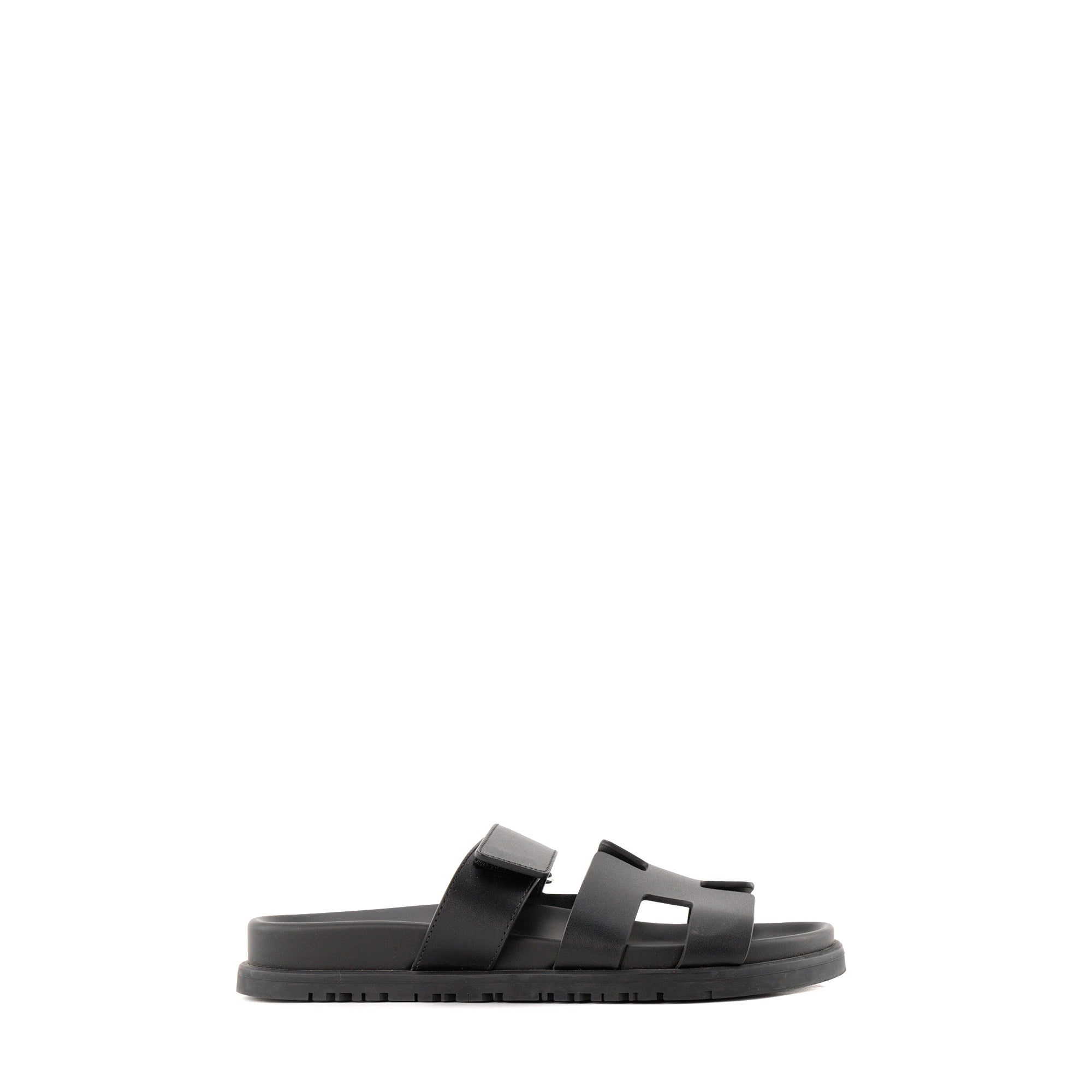 HERMÈS - Sandales Chypre Hermès en cuir lisse noir (T36)