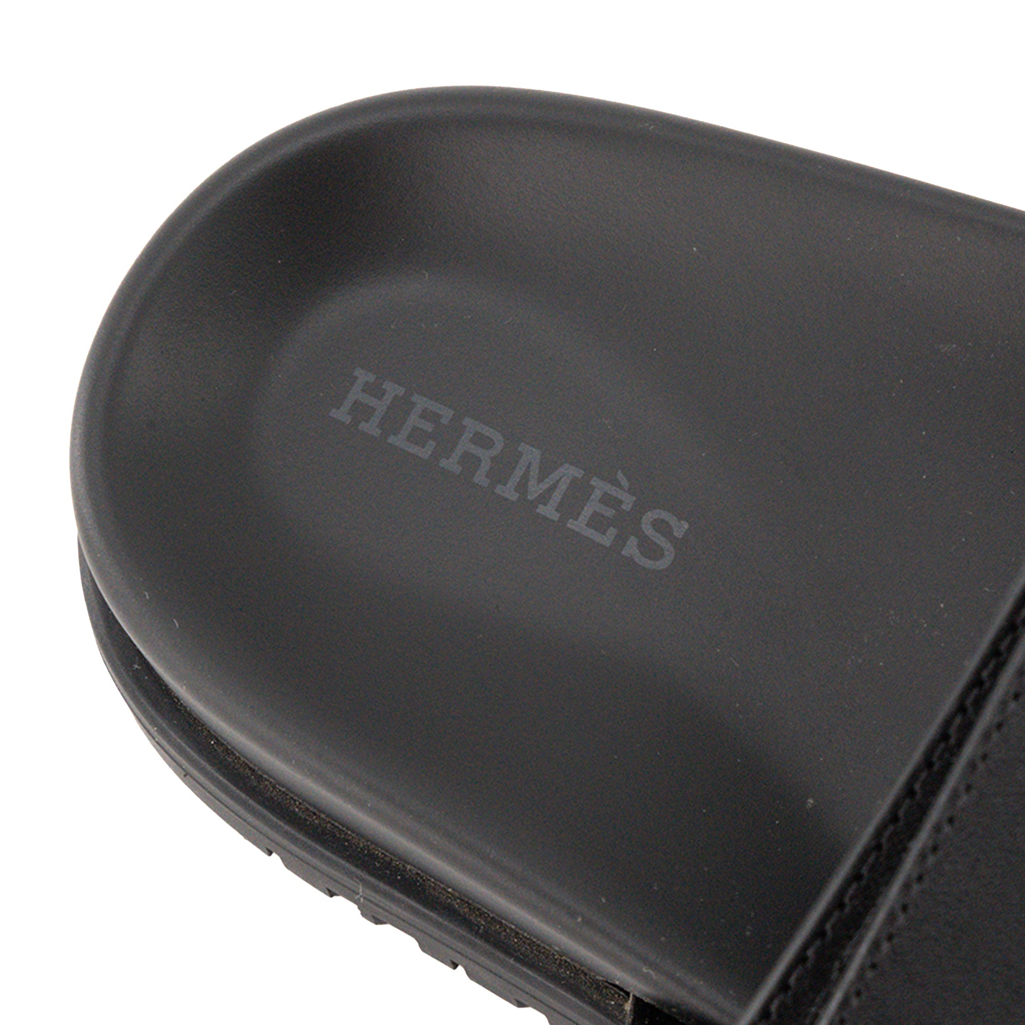 HERMÈS - Sandales Chypre Hermès en cuir lisse noir (T36)