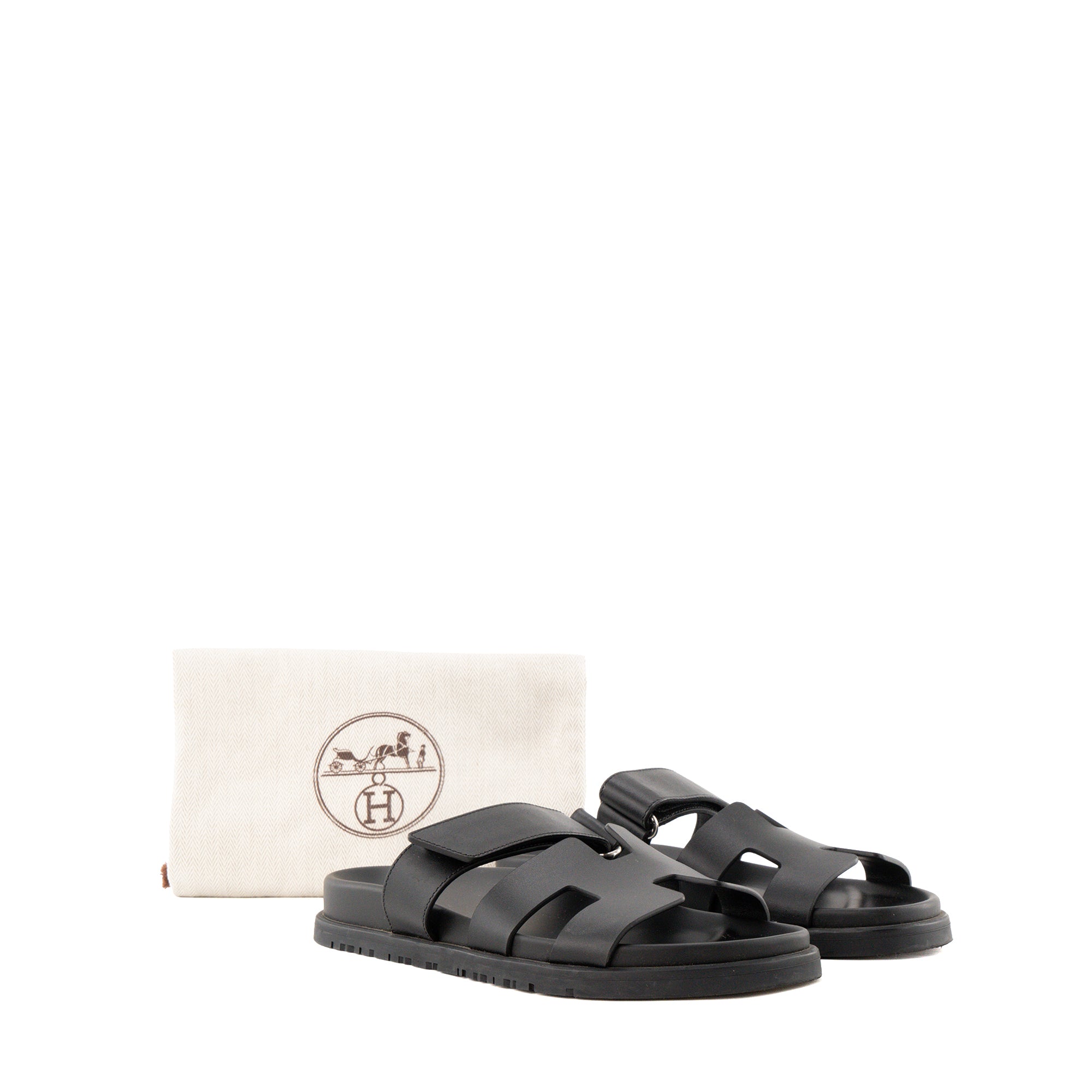 HERMÈS - Sandales Chypre Hermès en cuir lisse noir (T36)