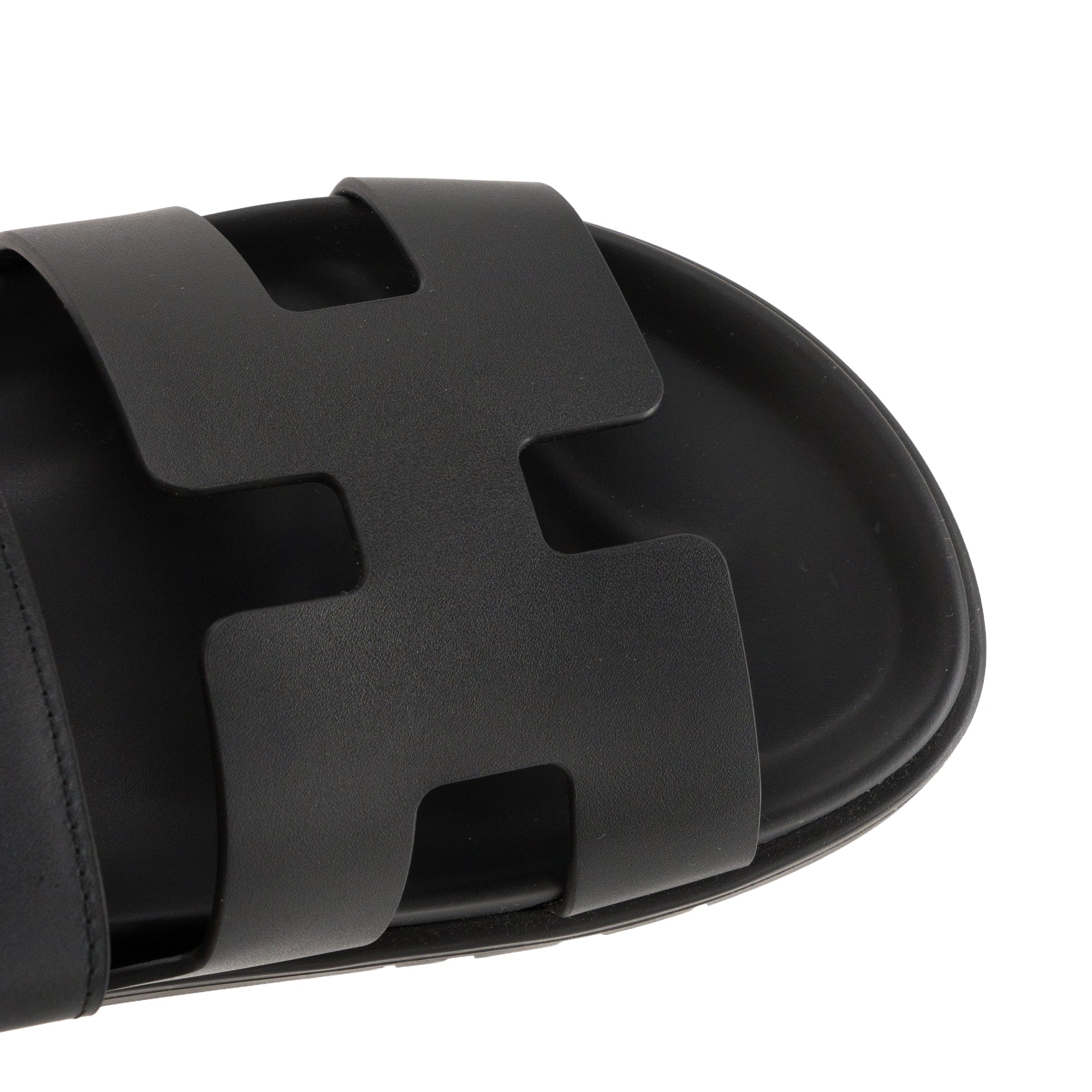HERMÈS - Sandales Chypre Hermès en cuir lisse noir (T37)