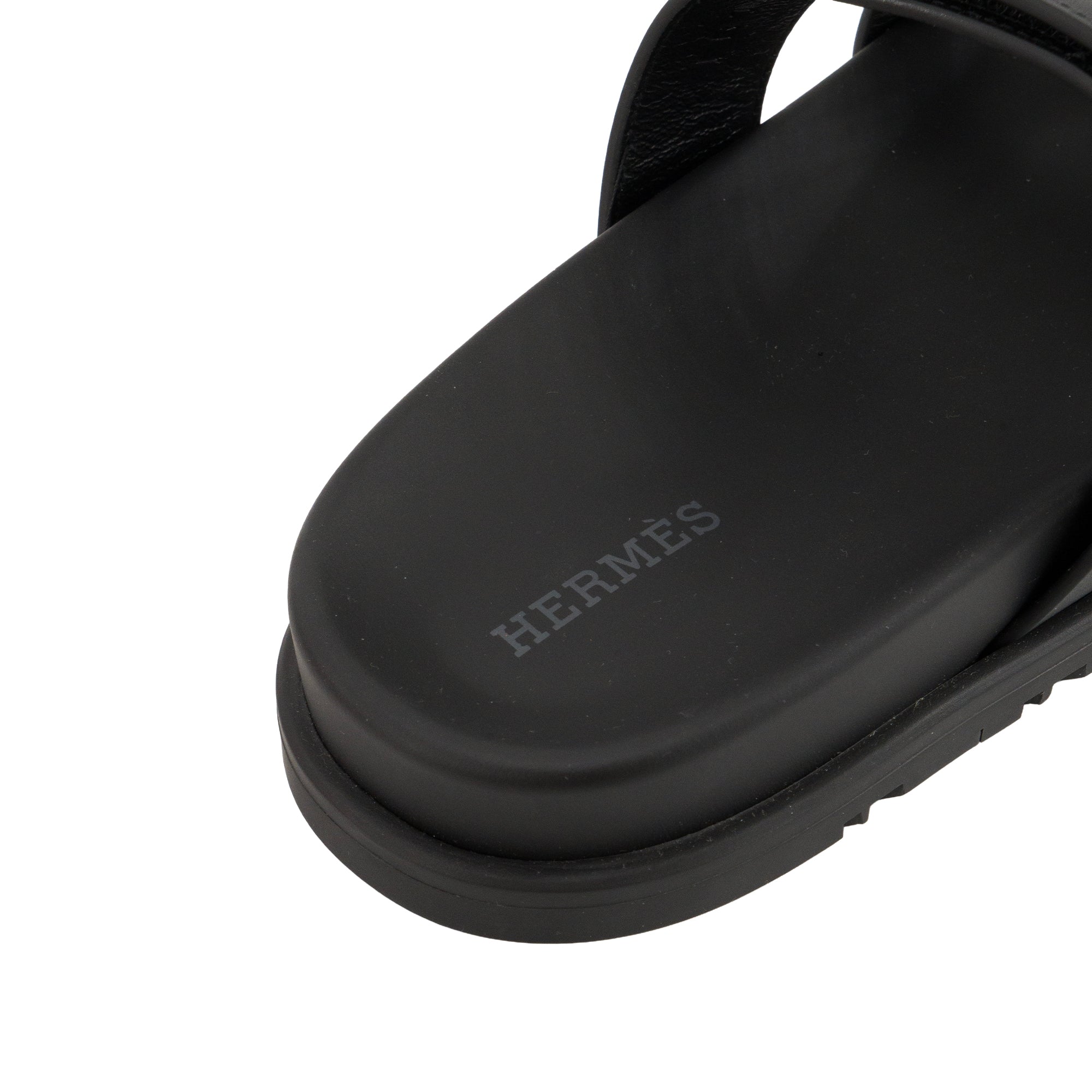 HERMÈS - Sandales Chypre Hermès en cuir lisse noir (T37)