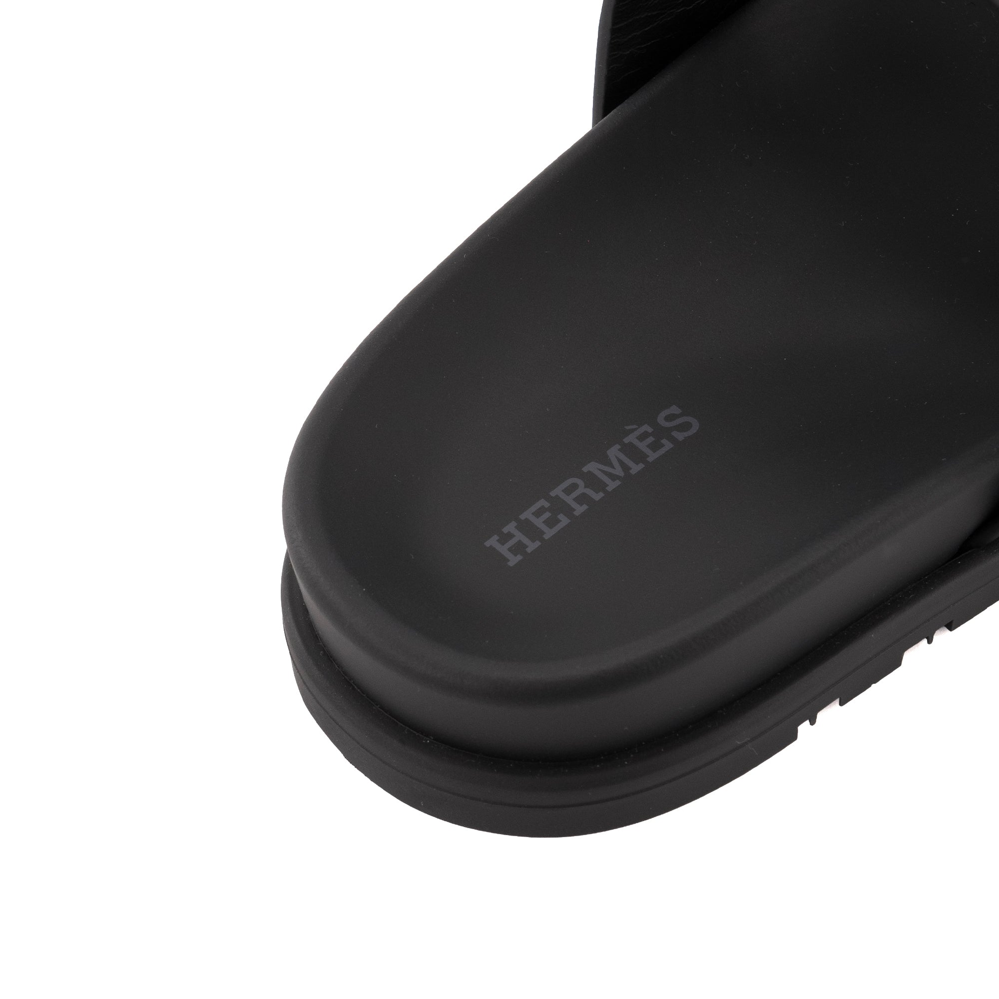 HERMÈS - Sandales Chypre Hermès en cuir noir (T37.5)