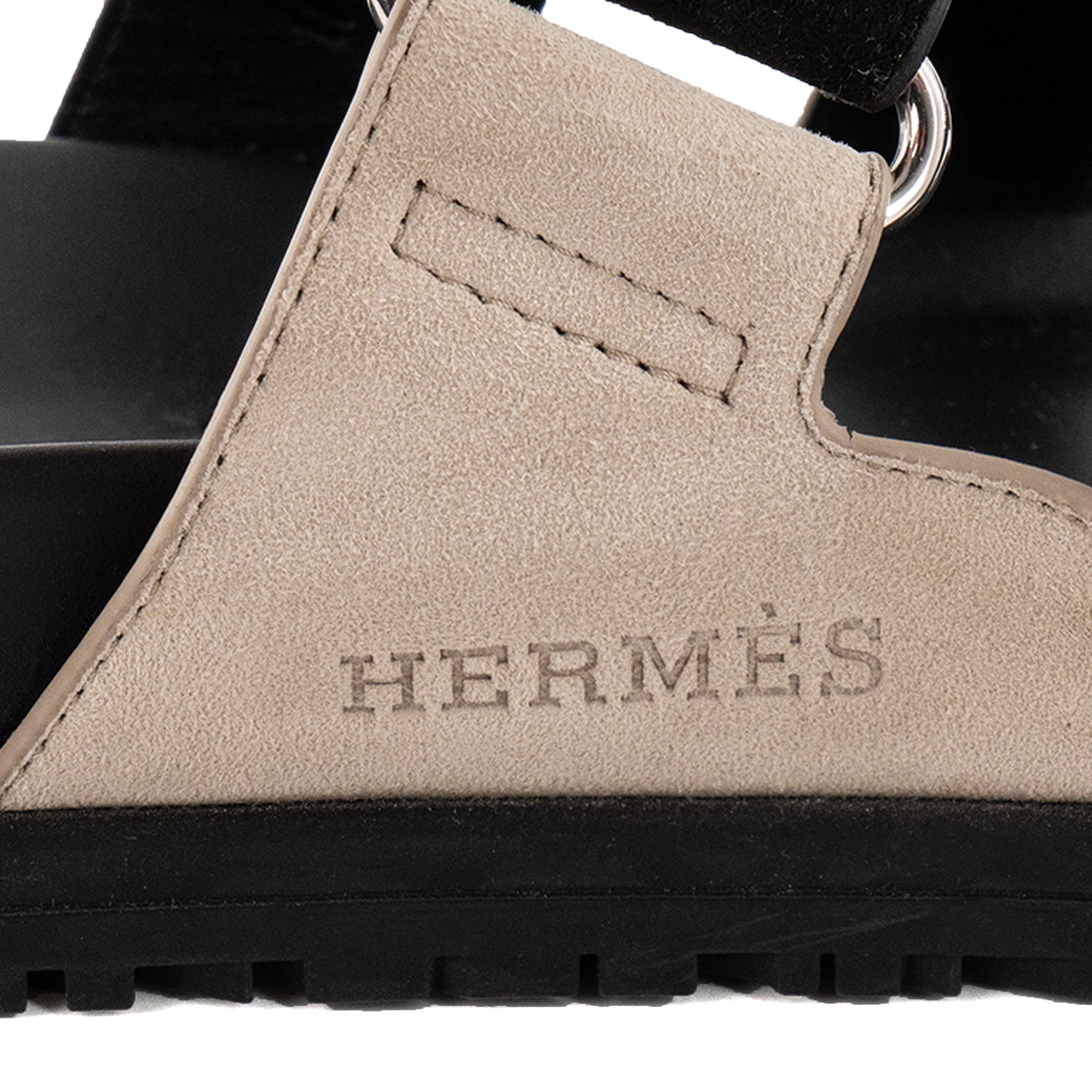 HERMÈS - Sandales Chypre Hermès en daim beige et noir (T38,5)