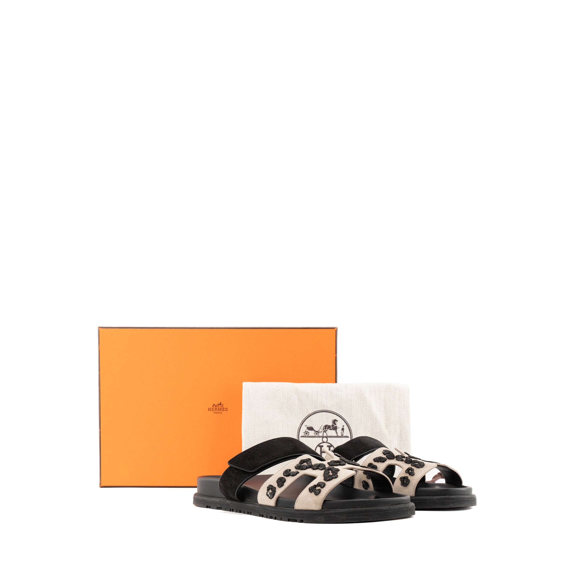 HERMÈS - Sandales Chypre Hermès en daim beige et noir (T38,5)