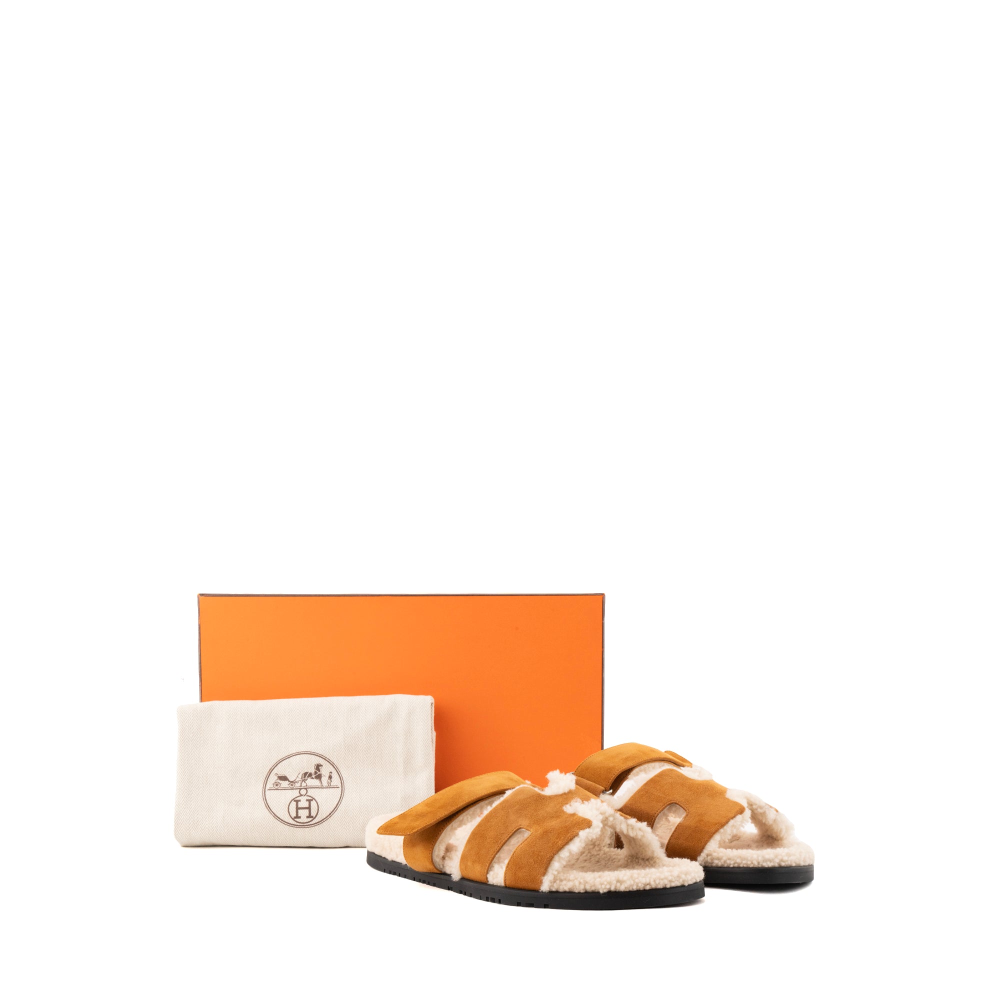 HERMÈS - Sandales Chypre Hermès en velours de chèvre marron et peau lainée beige (T44)