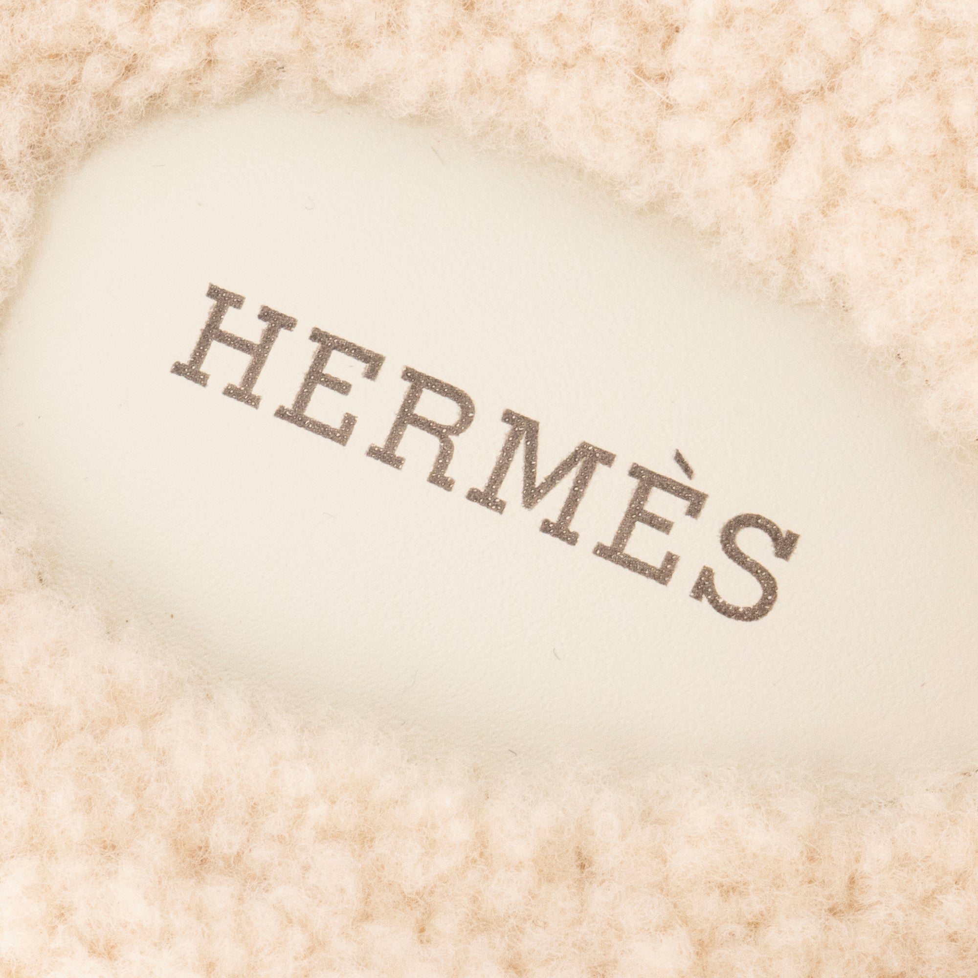 HERMÈS - Sandales Chypre Hermès en velours de chèvre marron et peau lainée beige (T44)