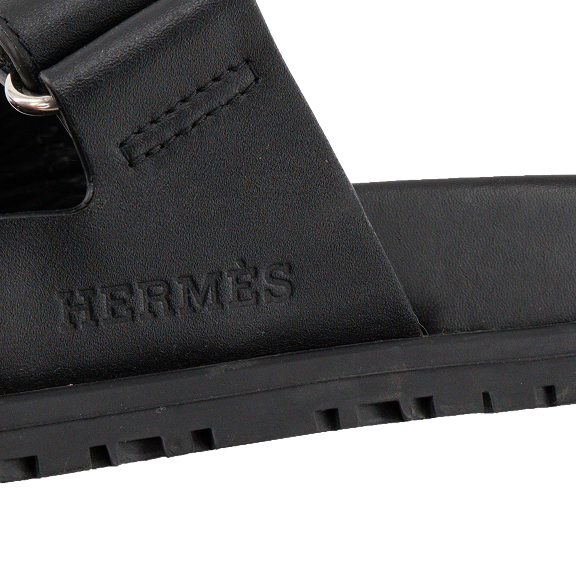 HERMÈS - Sandales Chypre Hermès en cuir lisse noir (T37)