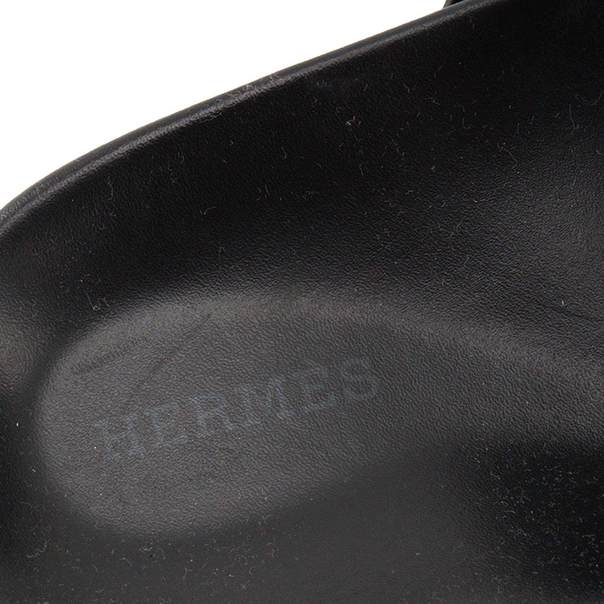 HERMÈS - Sandales Chypre Hermès en cuir lisse noir (T37)