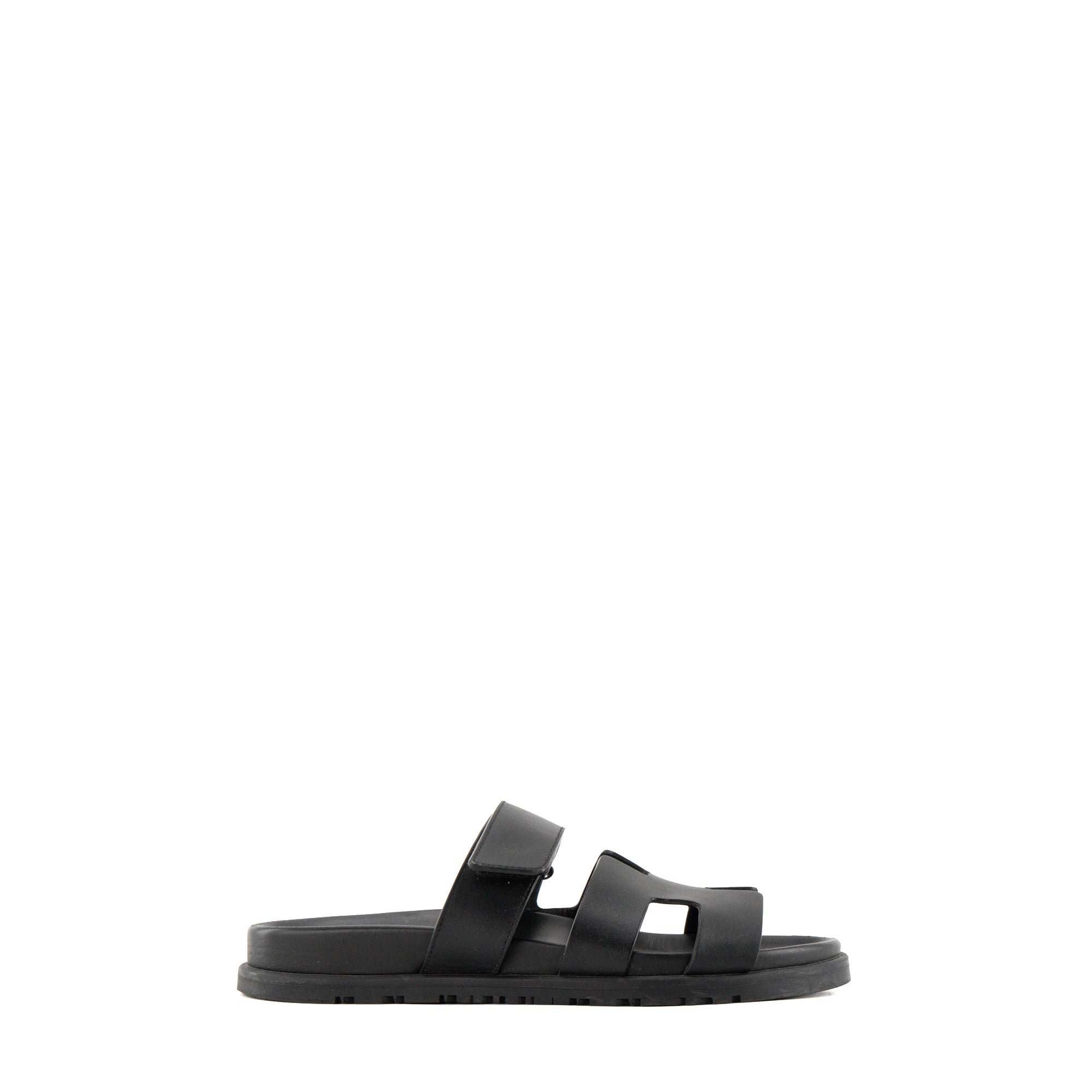 HERMÈS - Sandales Chypre Hermès en cuir lisse noir (T37)