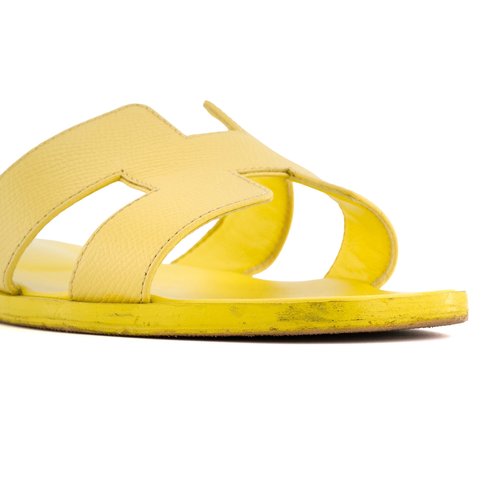 HERMÈS - Sandales Oran Hermès en cuir grainé jaune (T37)