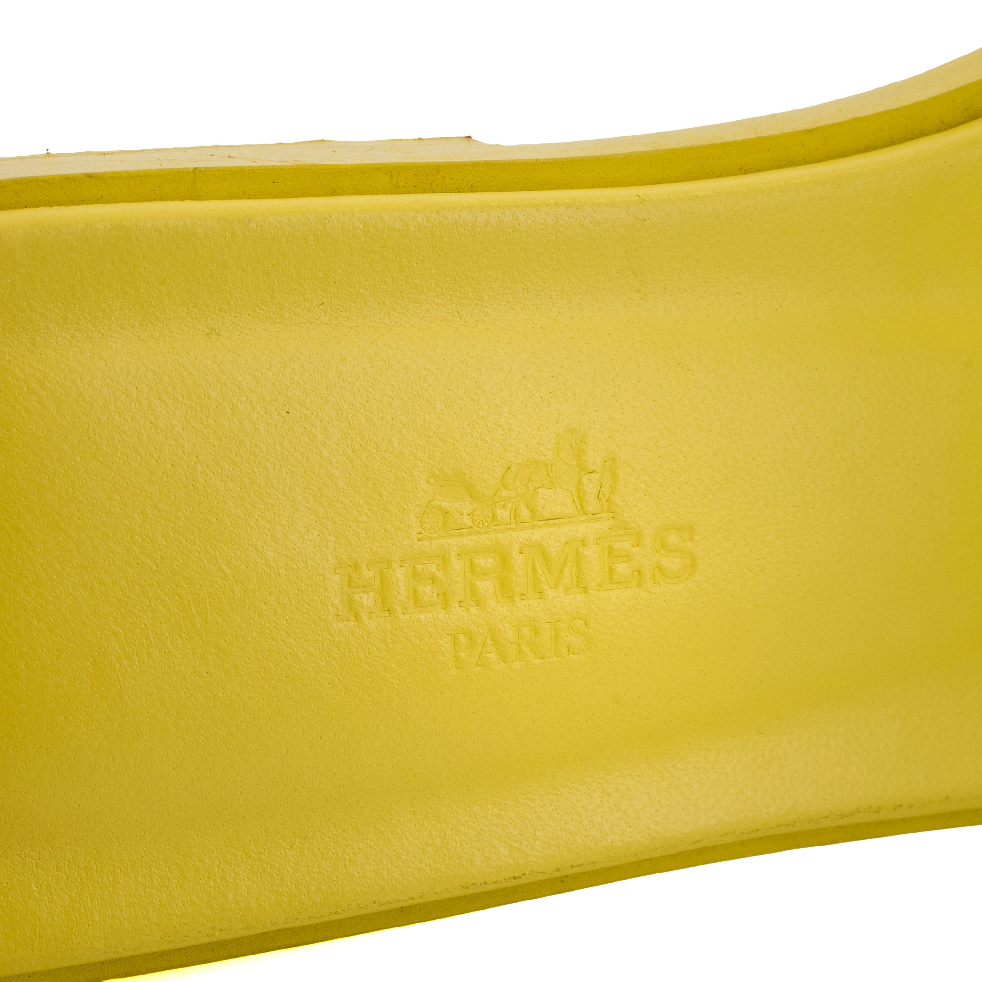 HERMÈS - Sandales Oran Hermès en cuir grainé jaune (T37)