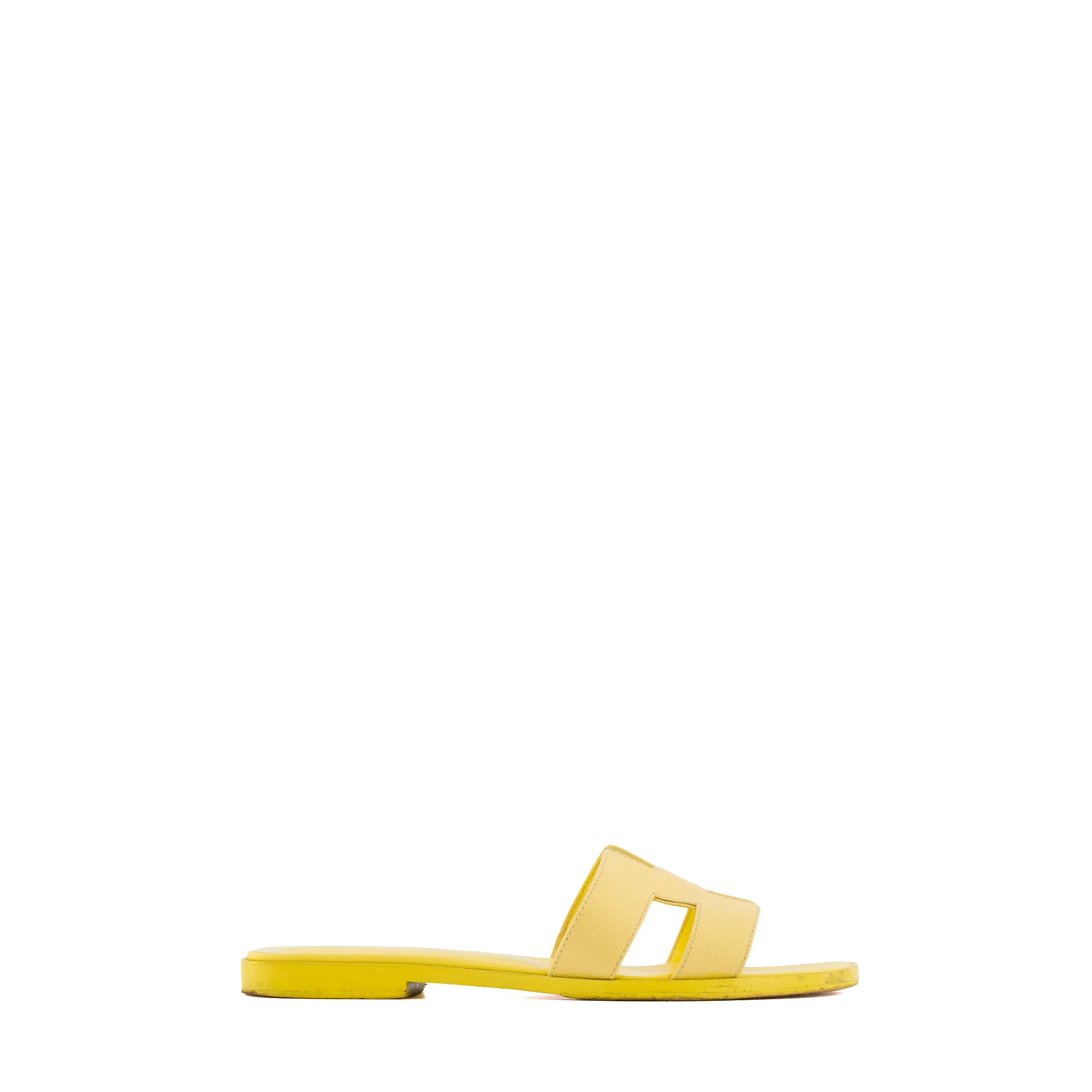 HERMÈS - Sandales Oran Hermès en cuir grainé jaune (T37)