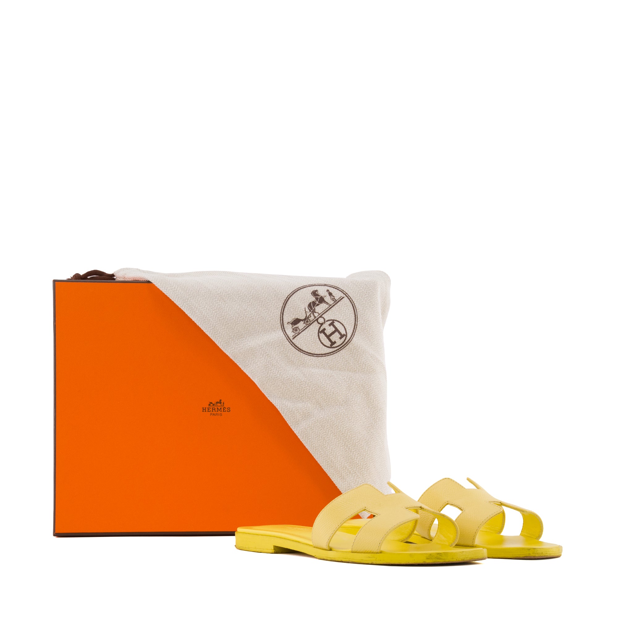 HERMÈS - Sandales Oran Hermès en cuir grainé jaune (T37)
