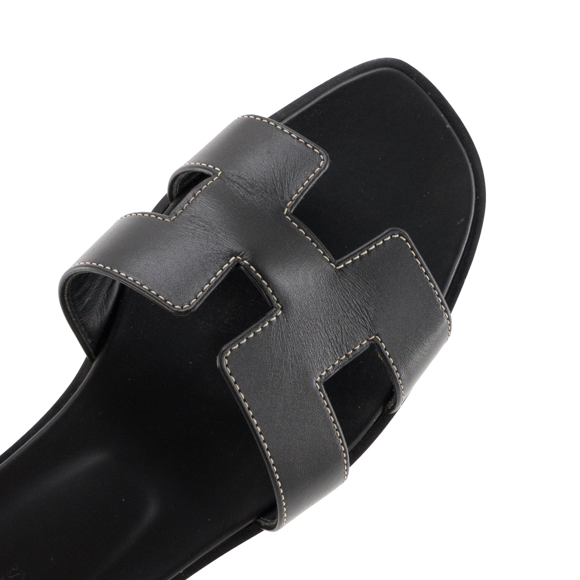 HERMÈS - Sandales Oran Hermès en cuir noir (T38,5)