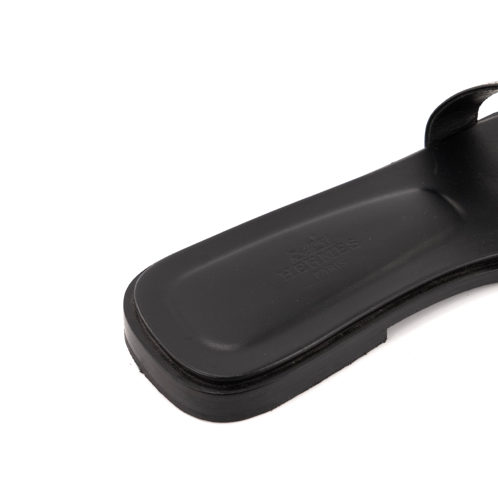 HERMÈS - Sandales Oran Hermès en cuir noir (T38)