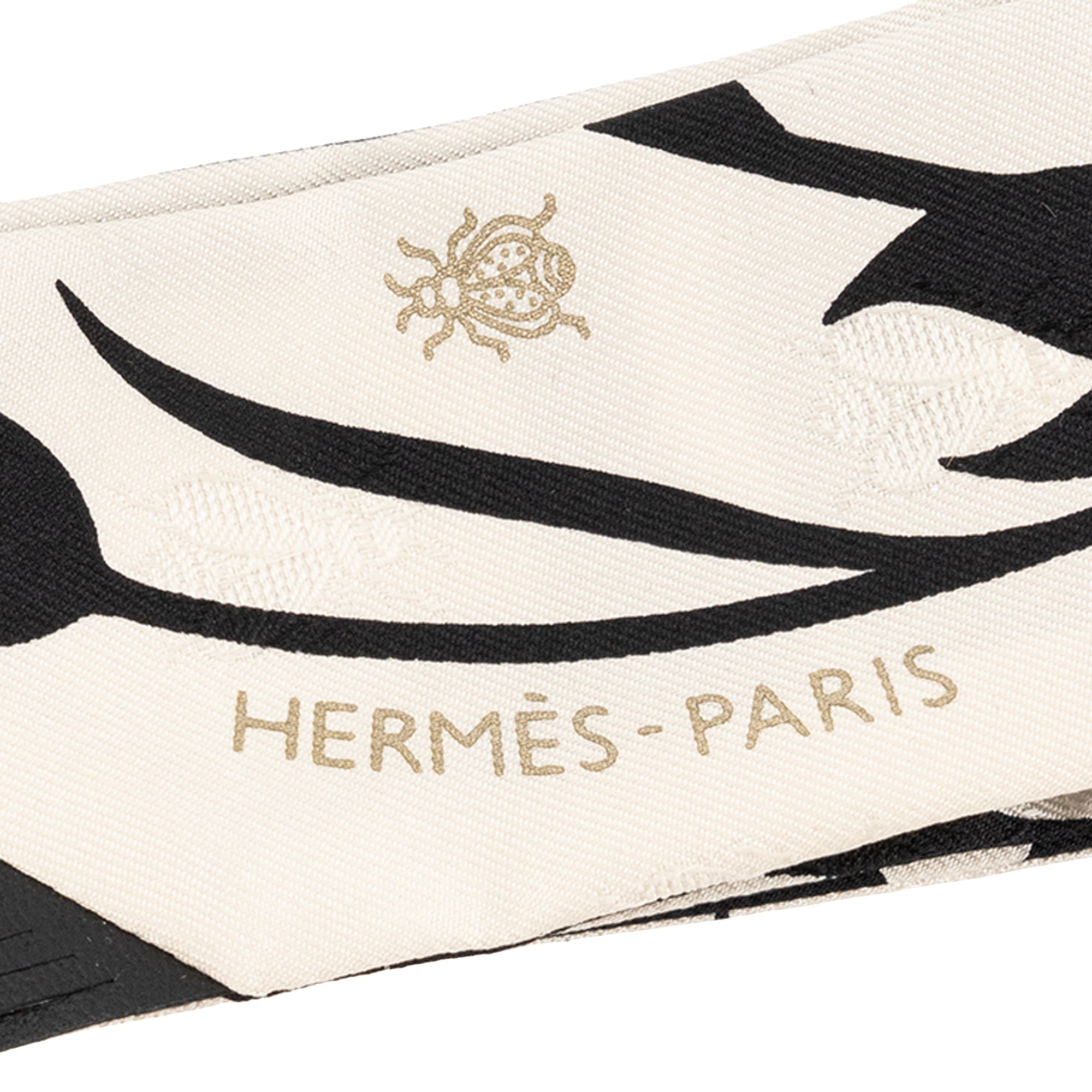 HERMÈS - Twilly Bouquet Final Abeille Hermès en soie beige et cuir noir