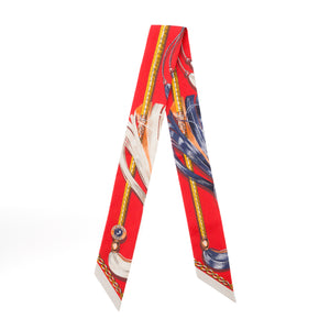 HERMÈS - Twilly Cavalcades Hermès en soie rouge