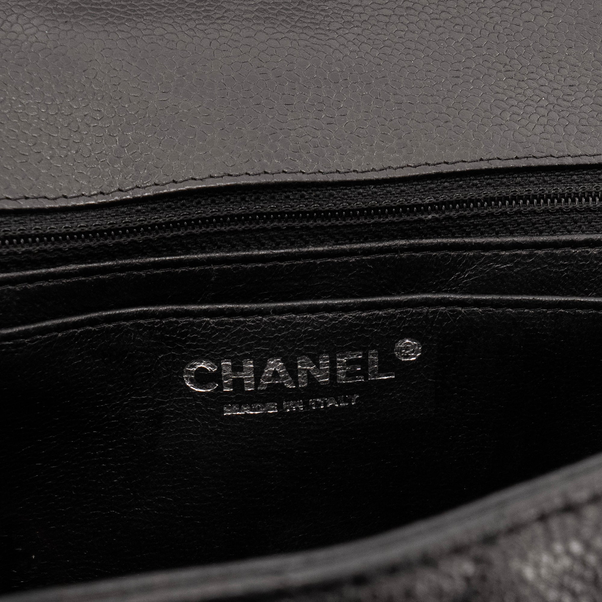 CHANEL - Sac à bandoulière Classique/Timeless Jumbo simple flap Chanel en cuir caviar noir