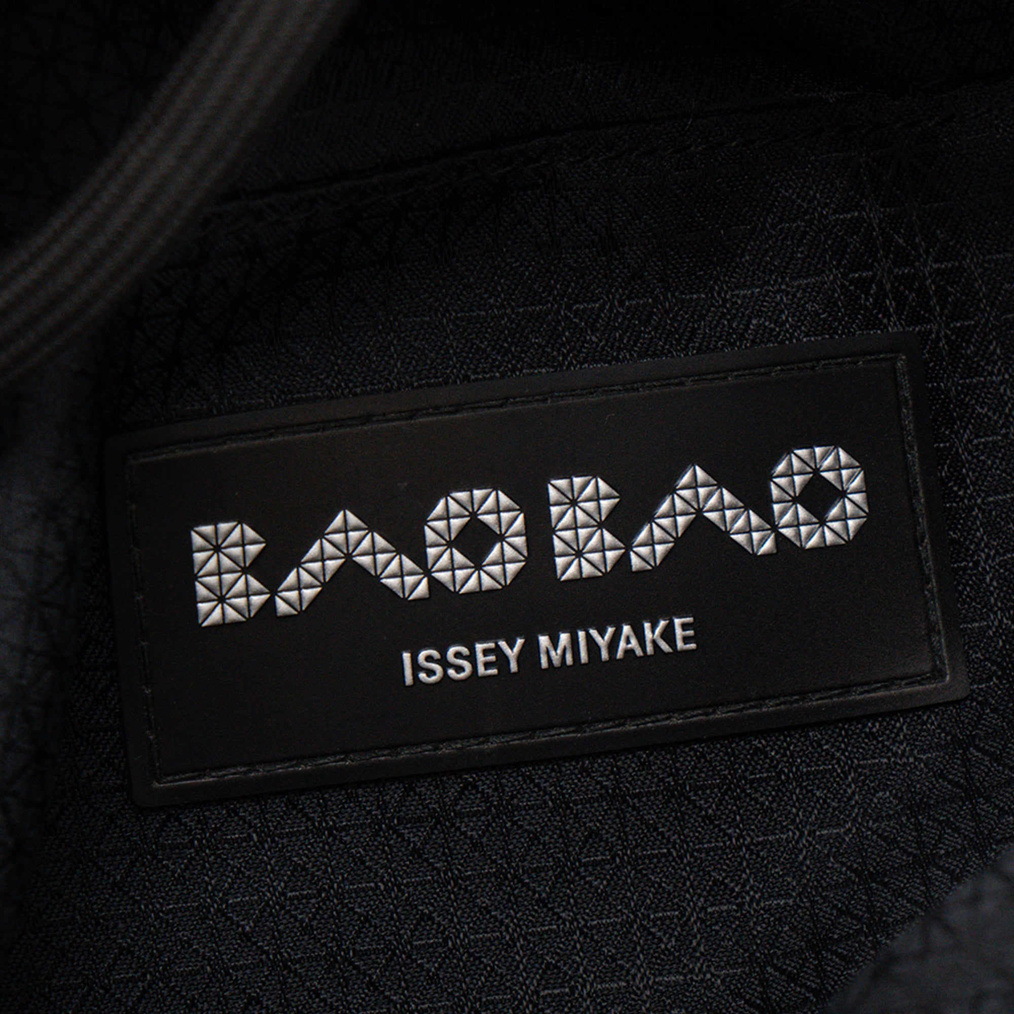 ISSEY MIYAKE - Sac à bandoulière BaoBao Issey Miyake en plastique blanc et toile noire