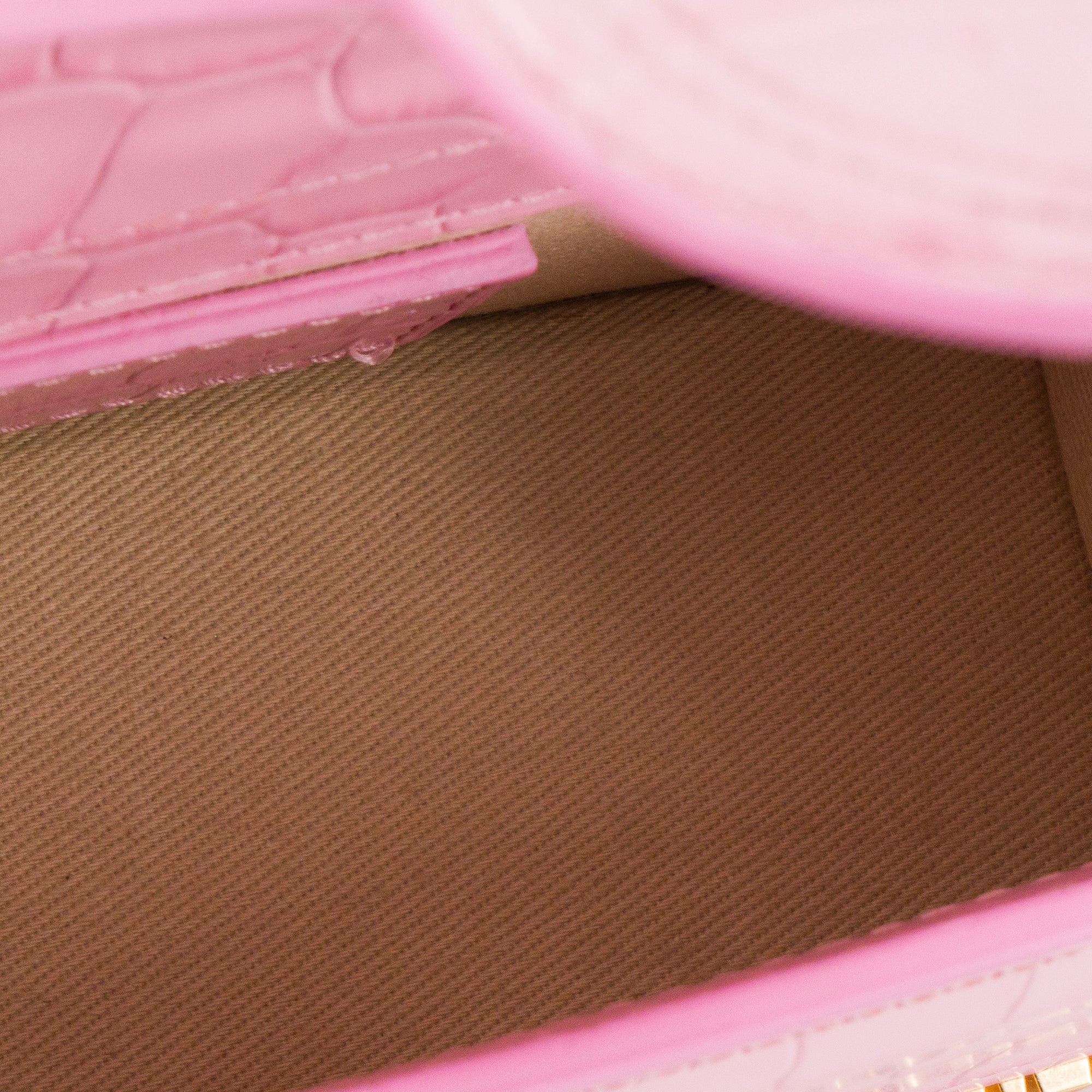 JACQUEMUS - Sac à bandoulière Bambino Jacquemus en cuir embossé crocodile rose