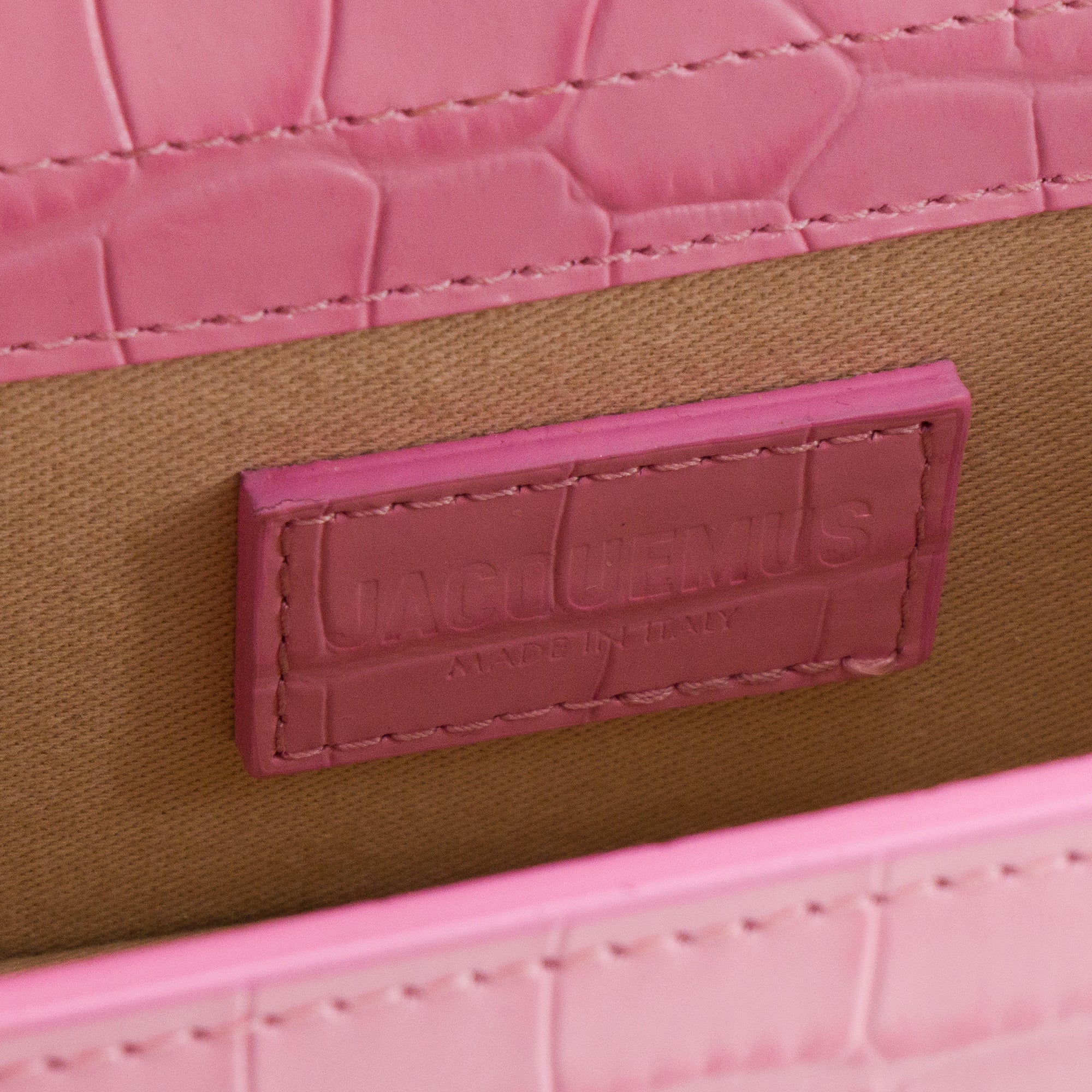JACQUEMUS - Sac à bandoulière Bambino Jacquemus en cuir embossé crocodile rose