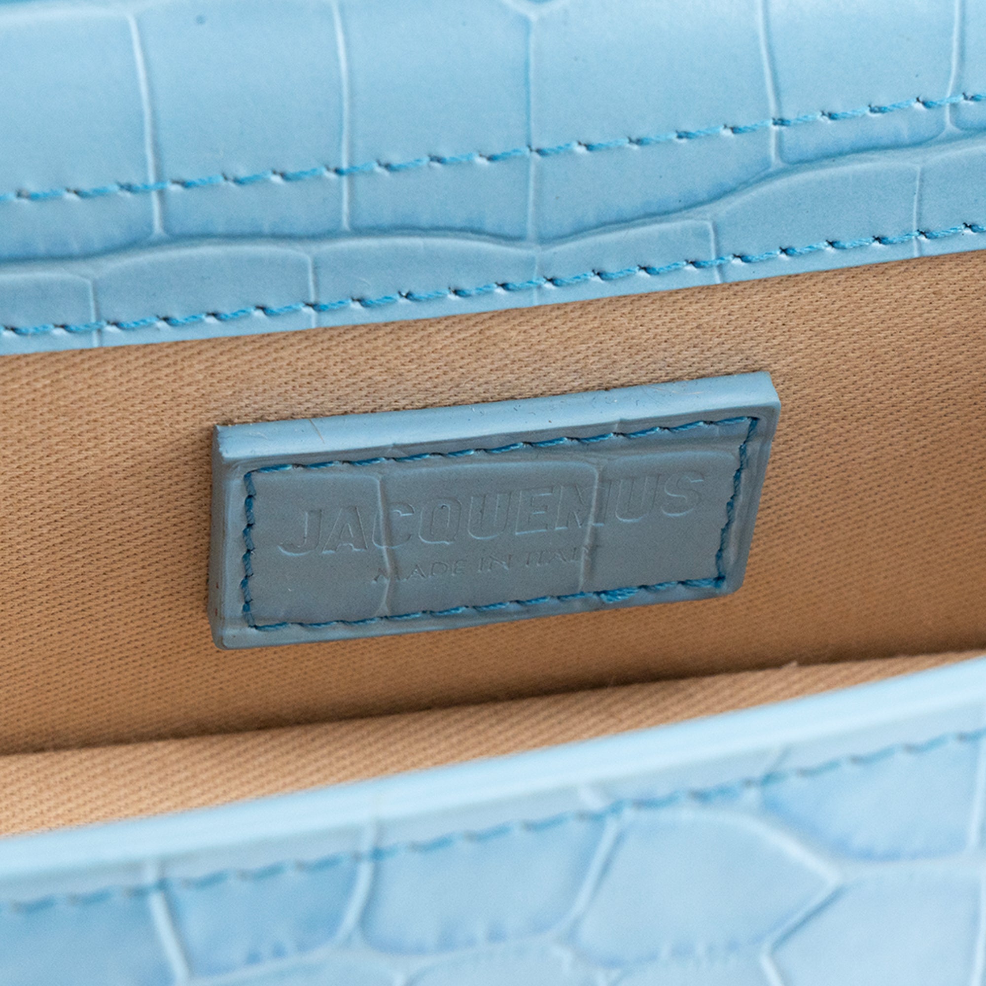 JACQUEMUS - Sac à bandoulière Le Bambino Jacquemus en cuir embossé crocodile bleu