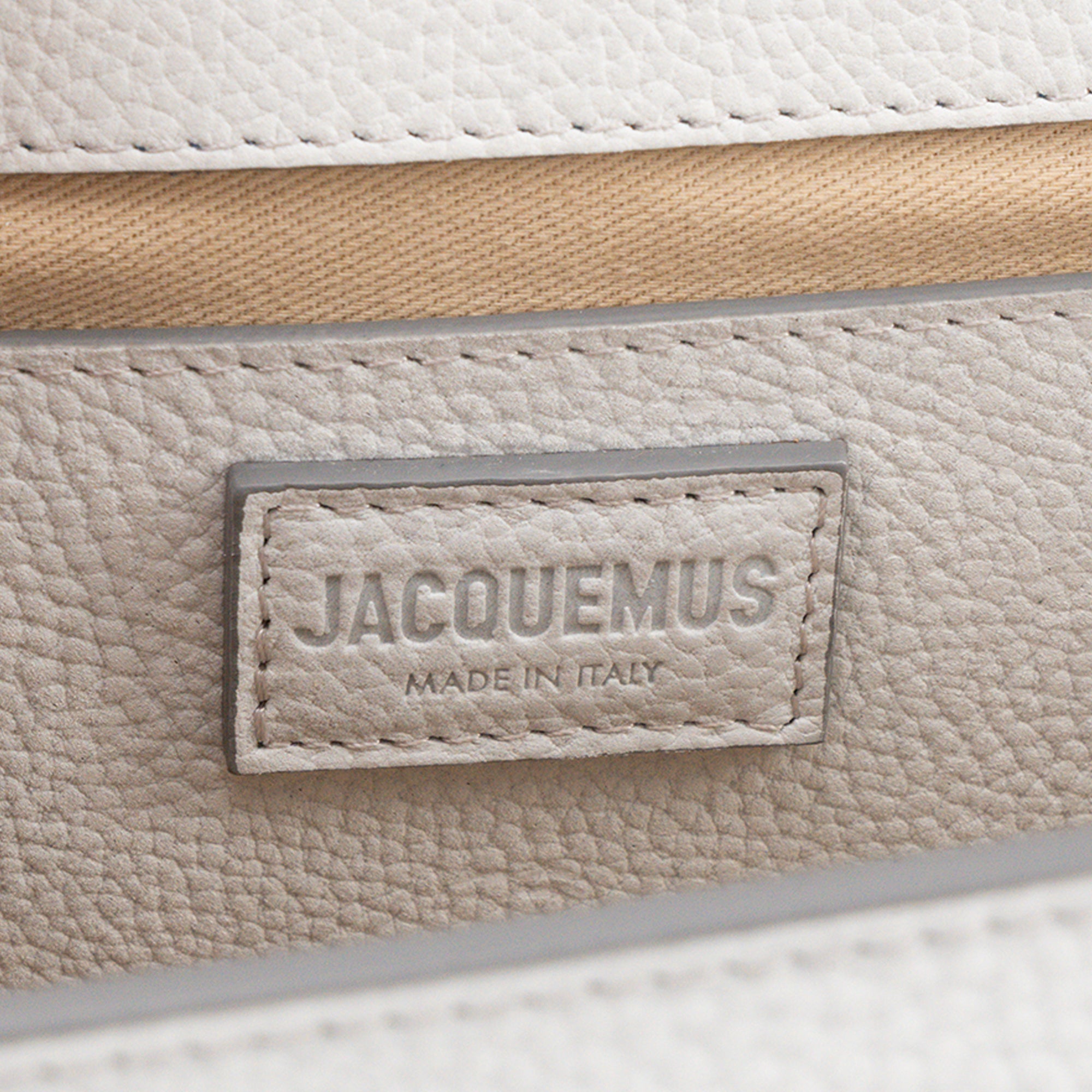 JACQUEMUS - Sac à bandoulière Le Bambinou Jacquemus en cuir grainé gris clair