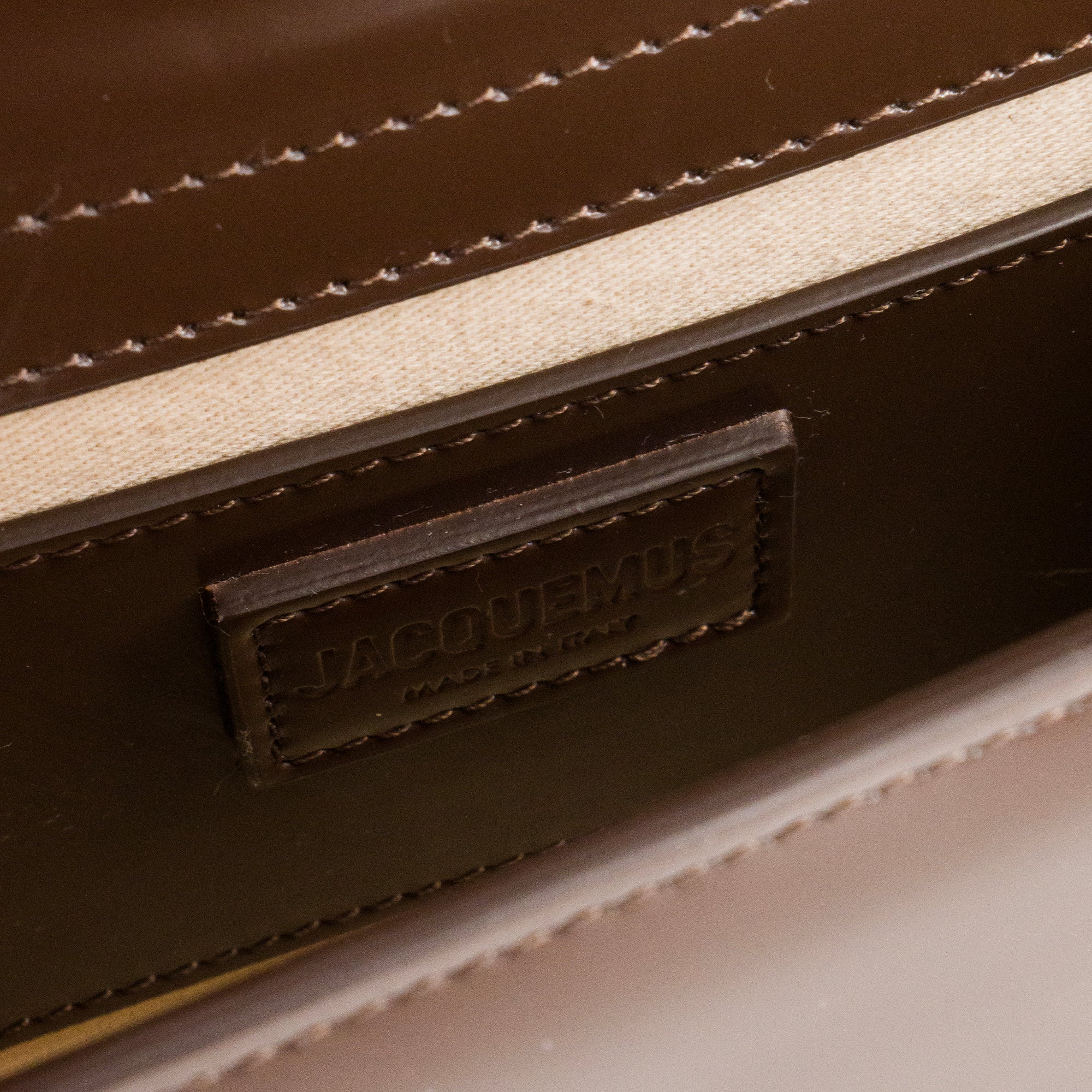 JACQUEMUS - Sac à bandoulière le Grand Bambino Jacquemus en cuir verni marron