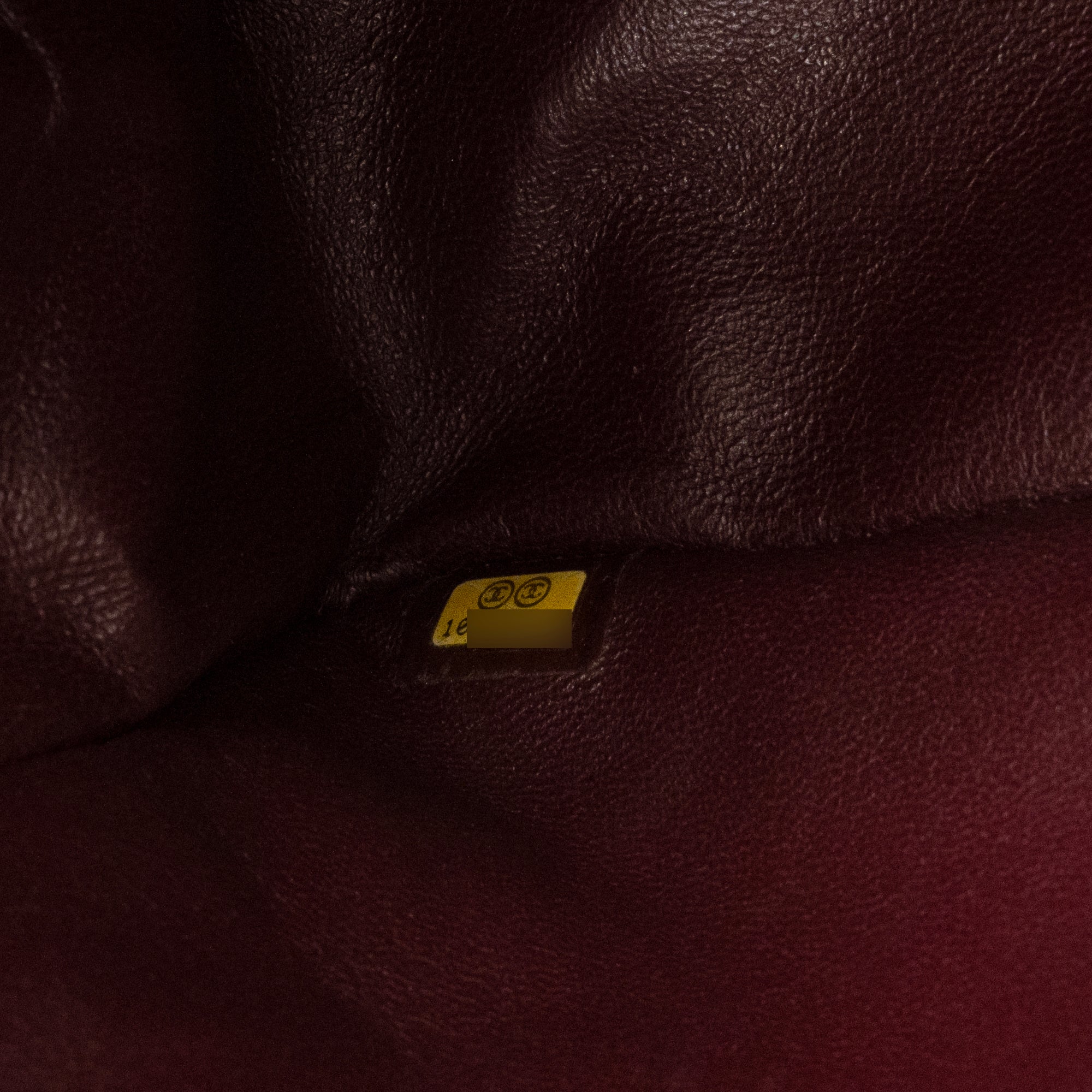 CHANEL - Sac à bandoulière 2.55 Maxi Jumbo Chanel en cuir froissé noir