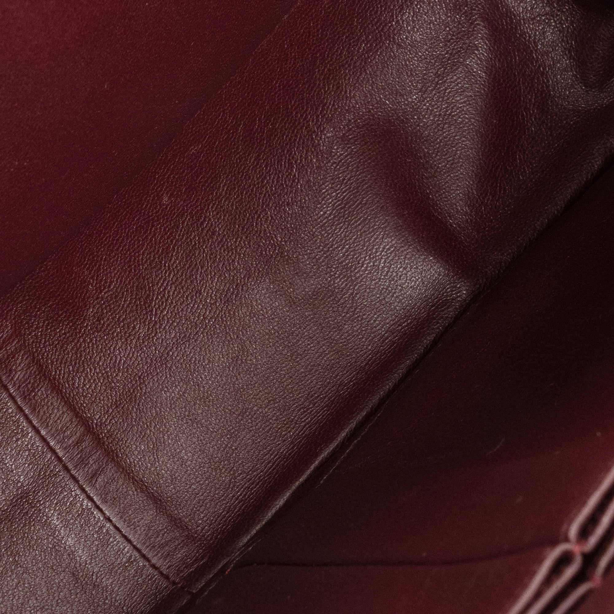 CHANEL - Sac à bandoulière 2.55 Maxi Jumbo Chanel en cuir froissé noir