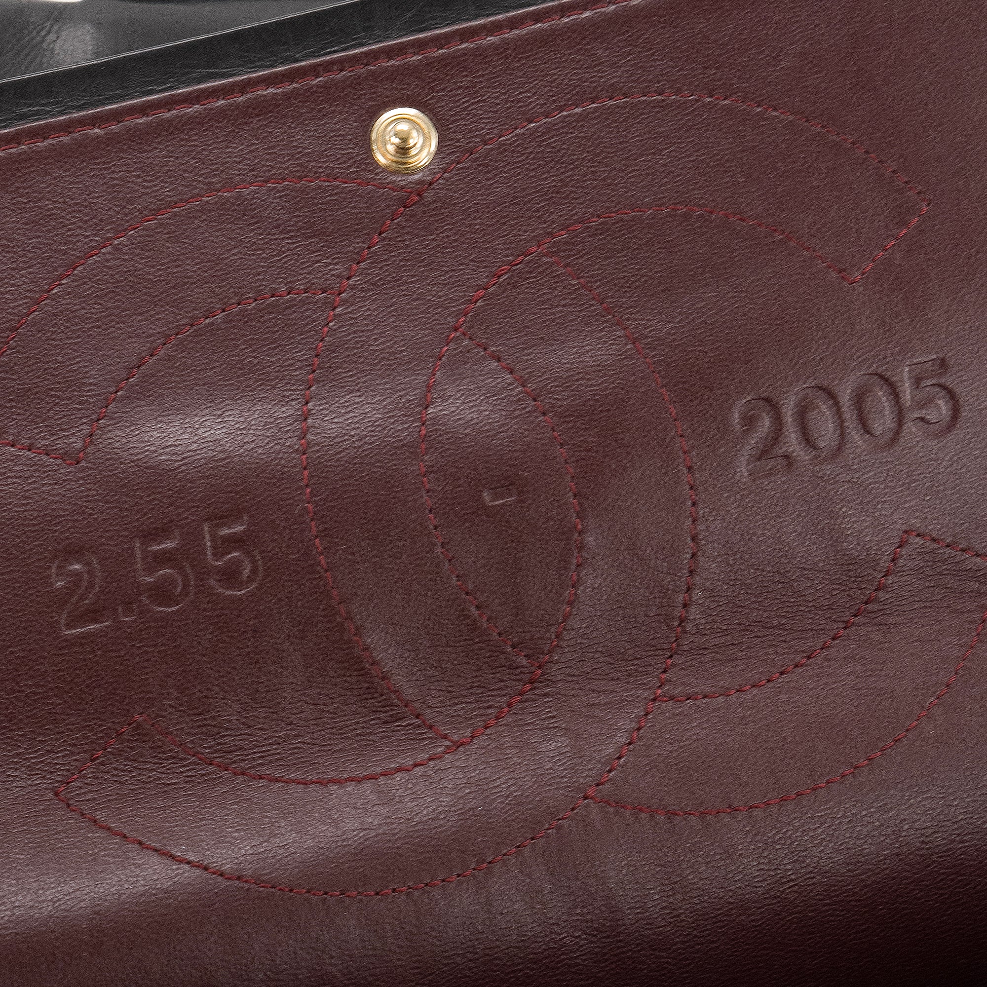 CHANEL - Sac à bandoulière 2.55 Maxi Jumbo Chanel en cuir froissé noir