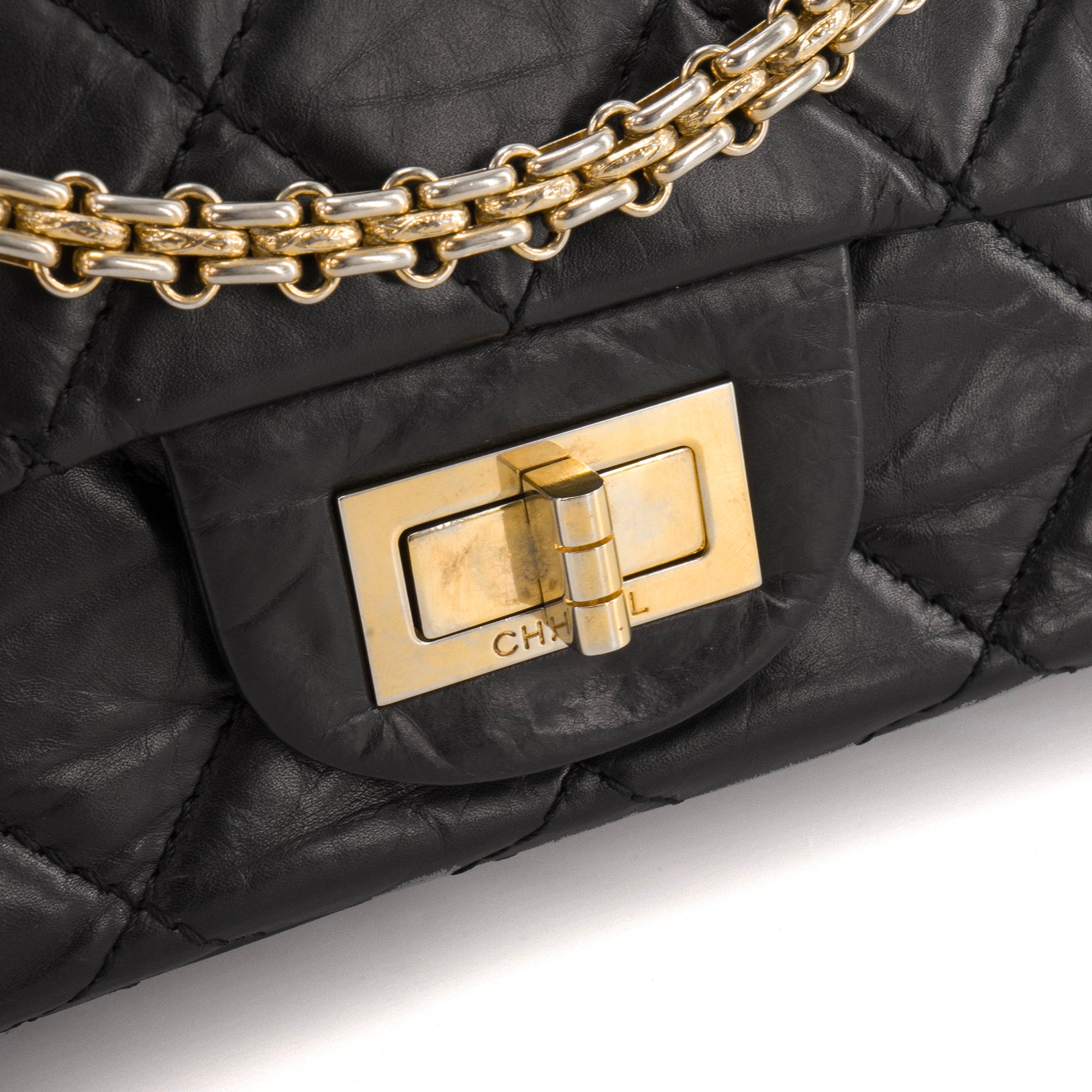 CHANEL - Sac à bandoulière 2.55 Maxi Jumbo Chanel en cuir froissé noir