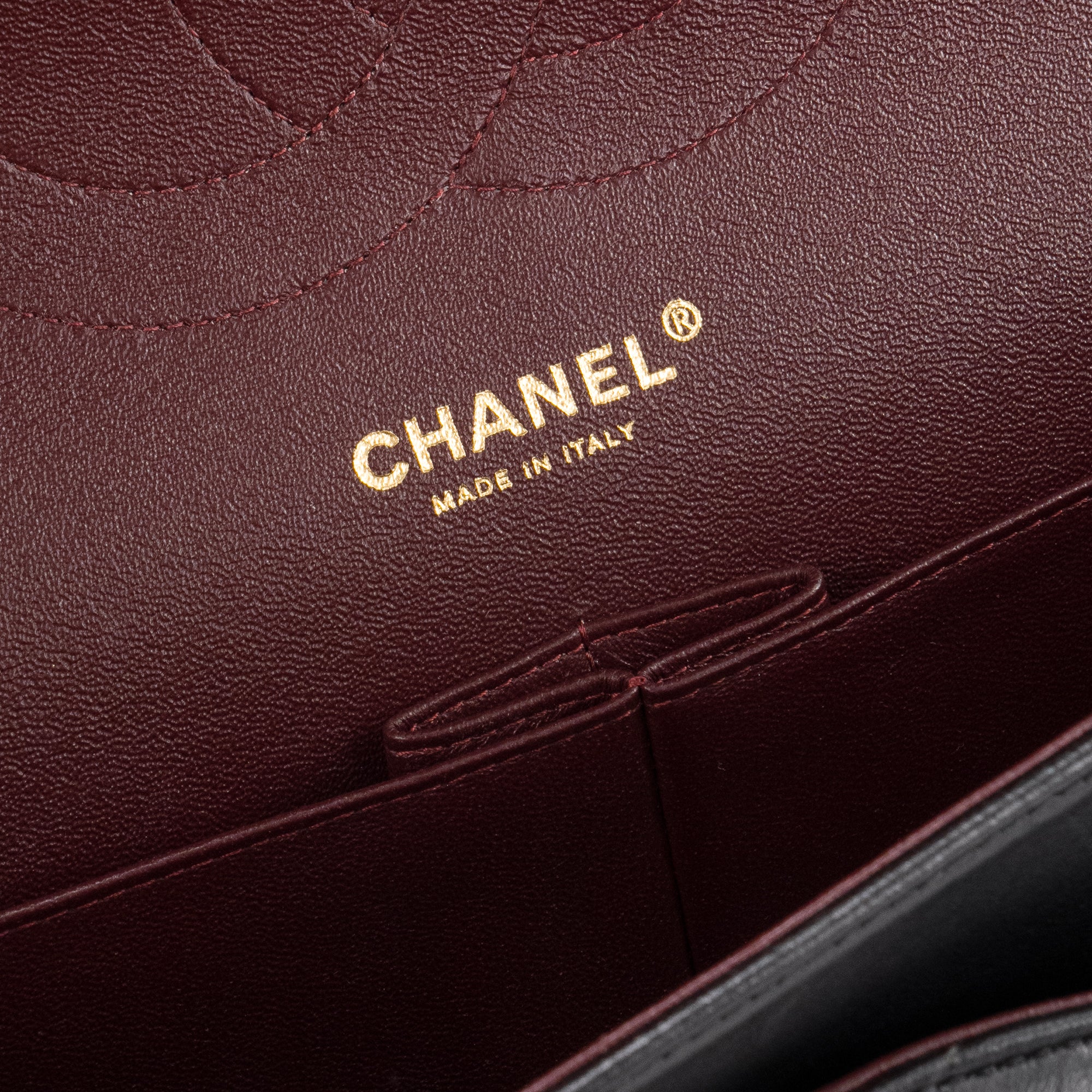 CHANEL - Sac à bandoulière Classique/Timeless Jumbo Chanel en cuir lisse noir