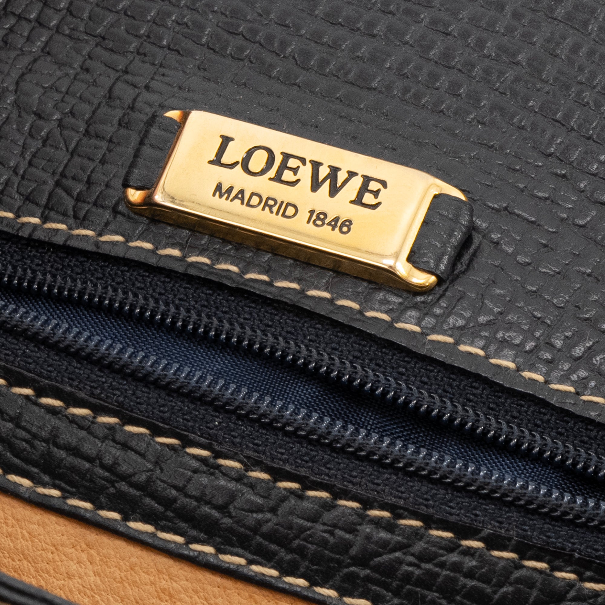 LOEWE - Sac à bandoulière Loewe en cuir grainé bleu marine vintage