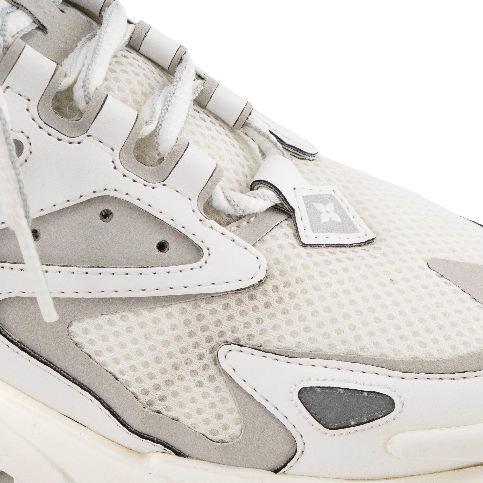 LOUIS VUITTON - Sneakers Runner Tatic Louis Vuitton en cuir et toile grise et blanche (T41)