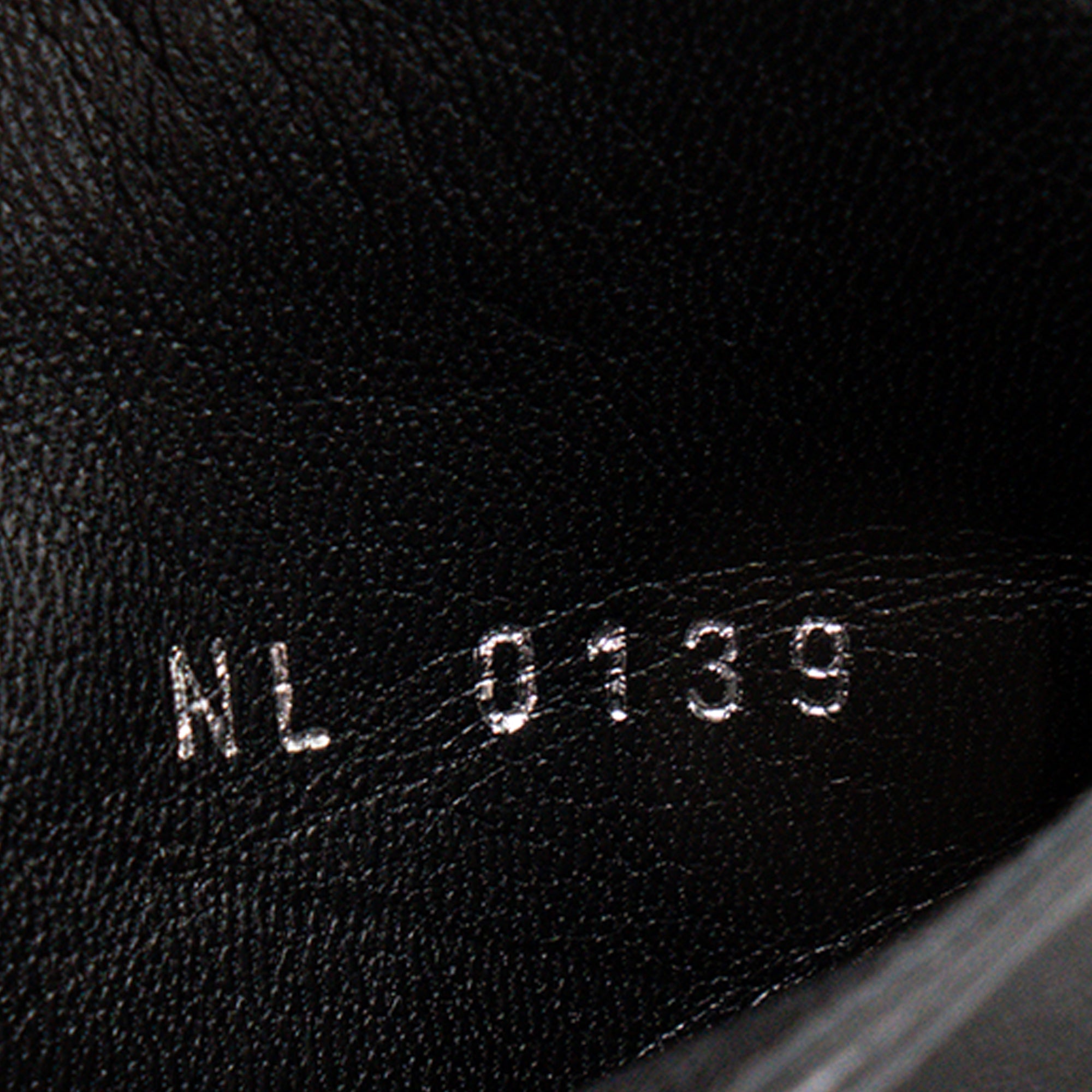 LOUIS VUITTON - Bottines à talons Louis Vuitton en cuir lisse noir (T38)