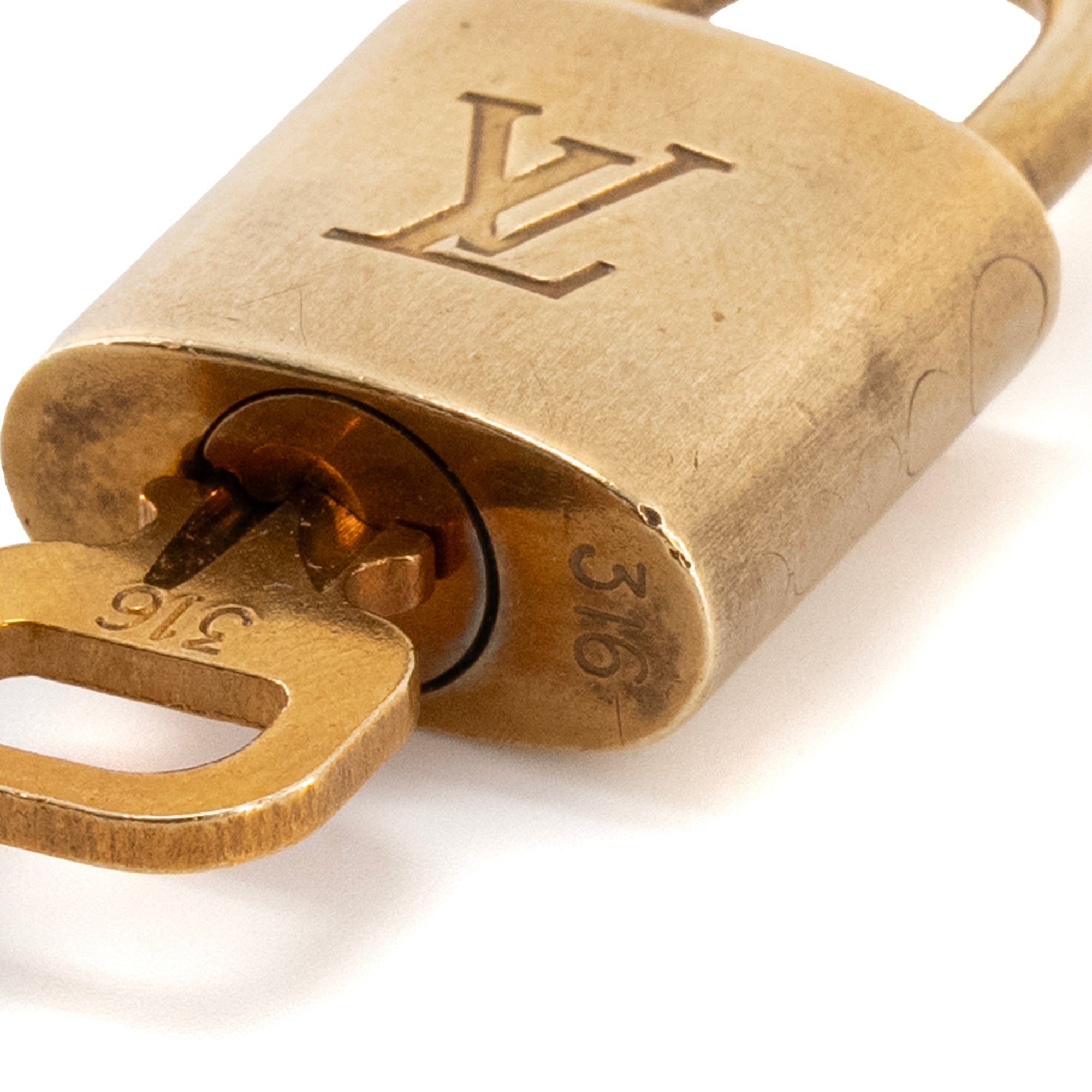 LOUIS VUITTON - Cadenas et clé Louis Vuitton en métal doré