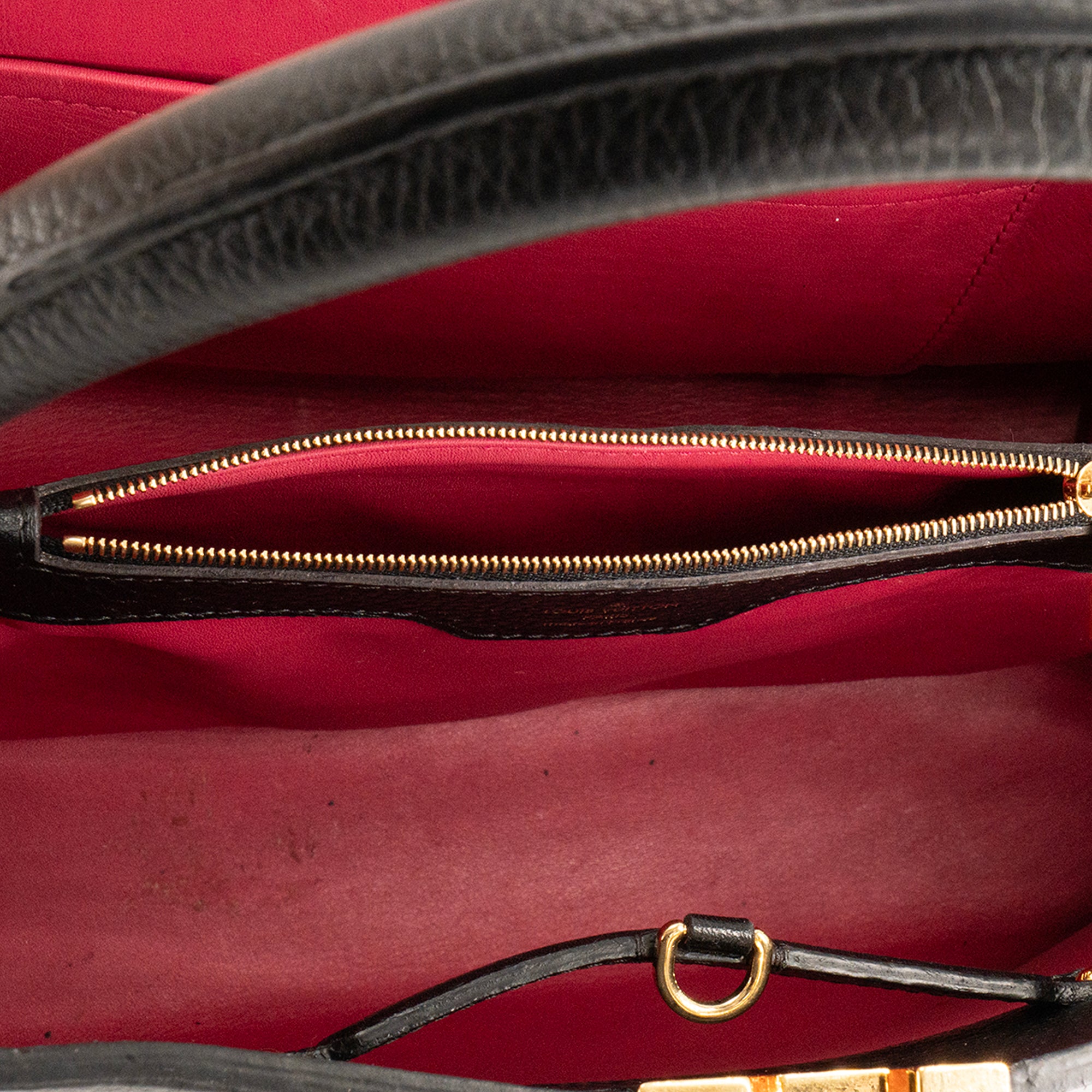 LOUIS VUITTON - Sac à main Capucines Louis Vuitton en cuir grainé noir