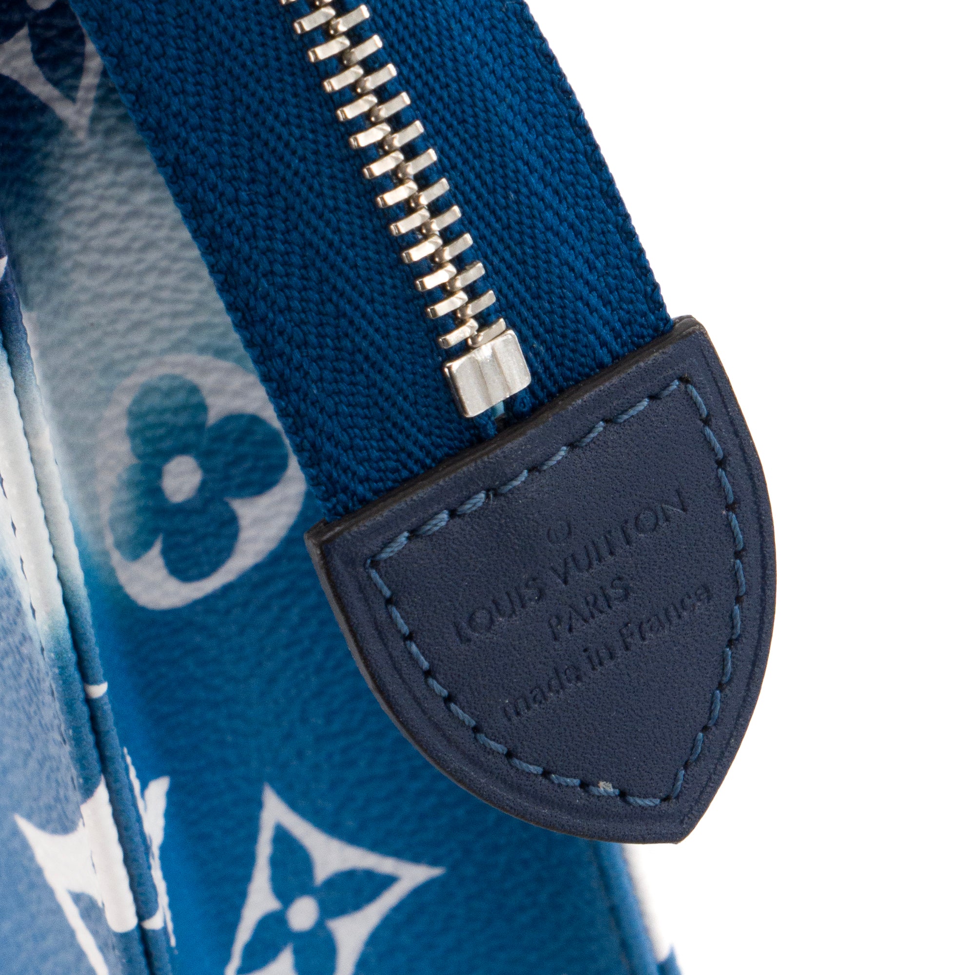 LOUIS VUITTON - Pochette 26 Escale Louis Vuitton en toile enduite bleu édition limitée