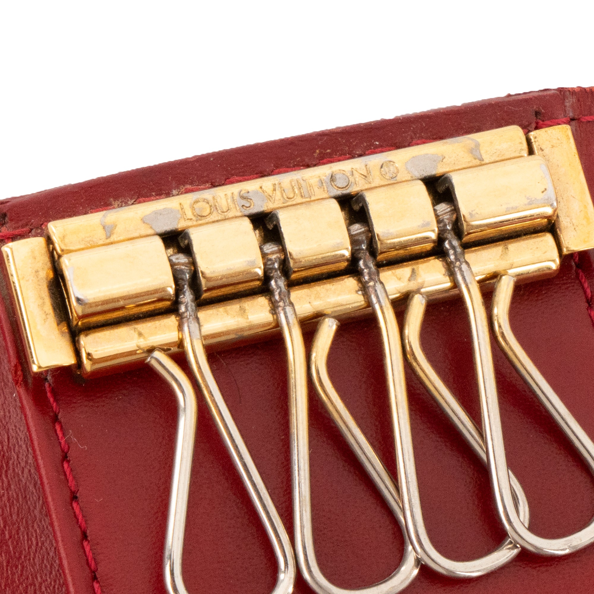 LOUIS VUITTON - Pochette 4 Clés Louis Vuitton en cuir verni rouge vintage