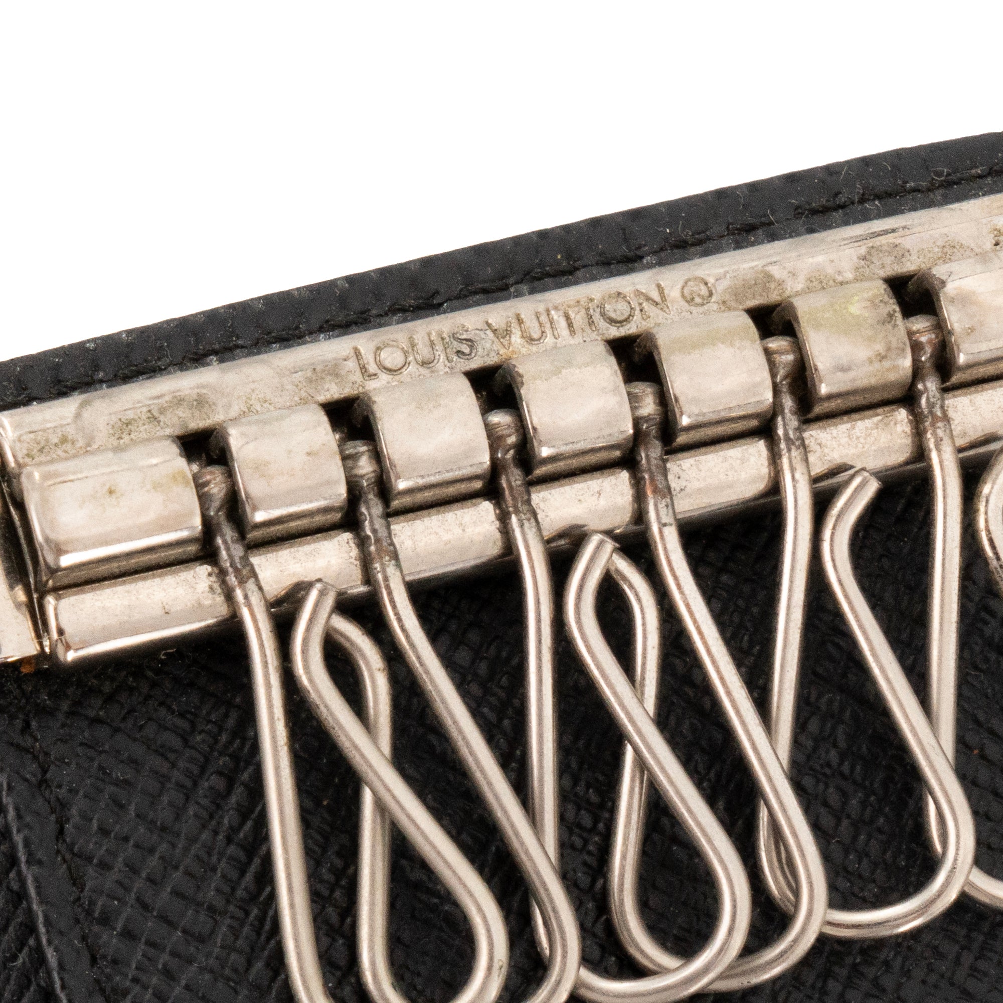LOUIS VUITTON - Pochette 6 Clés Louis Vuitton en cuir épi noir vintage
