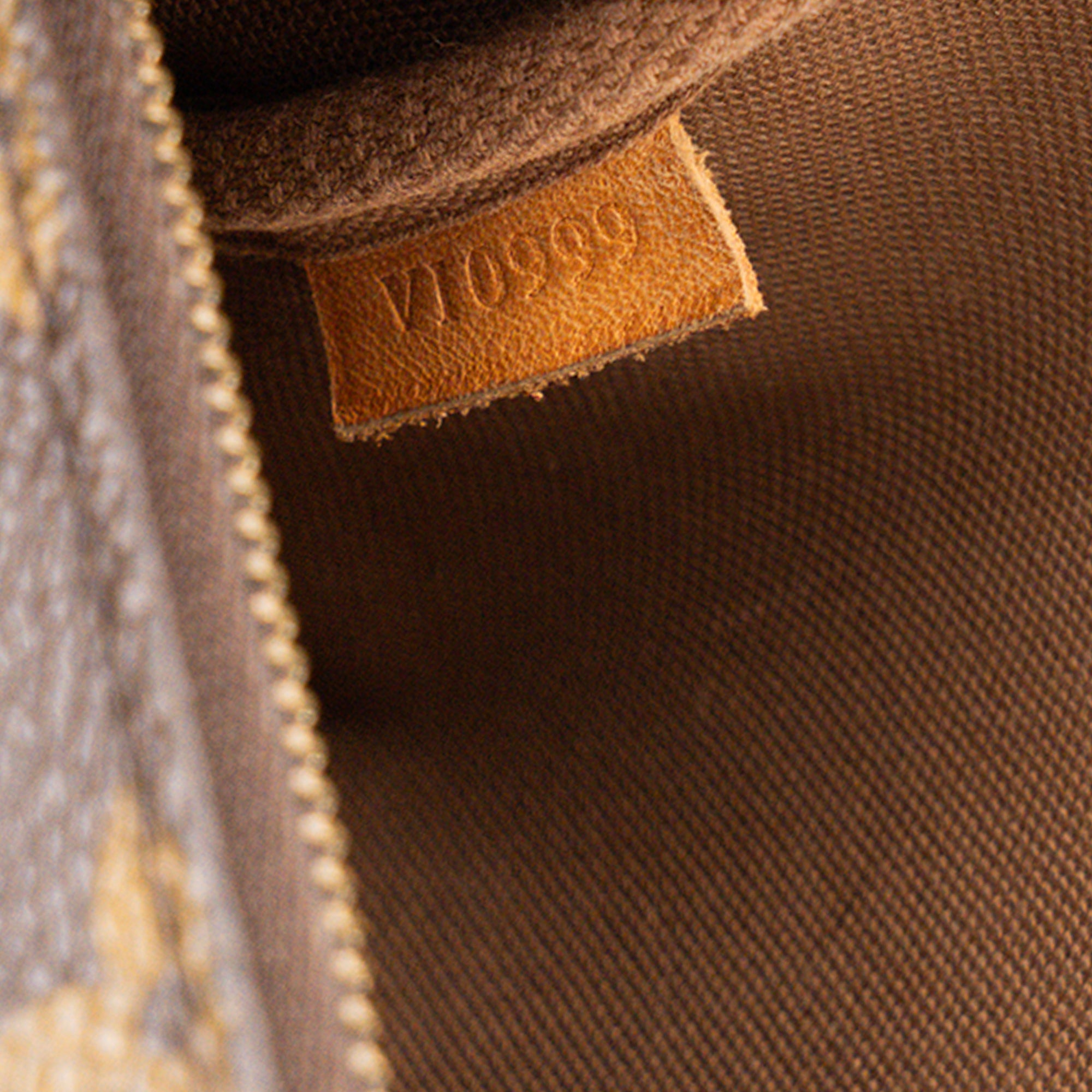 LOUIS VUITTON - Pochette Accessoires Louis Vuitton en toile enduite monogrammée vintage